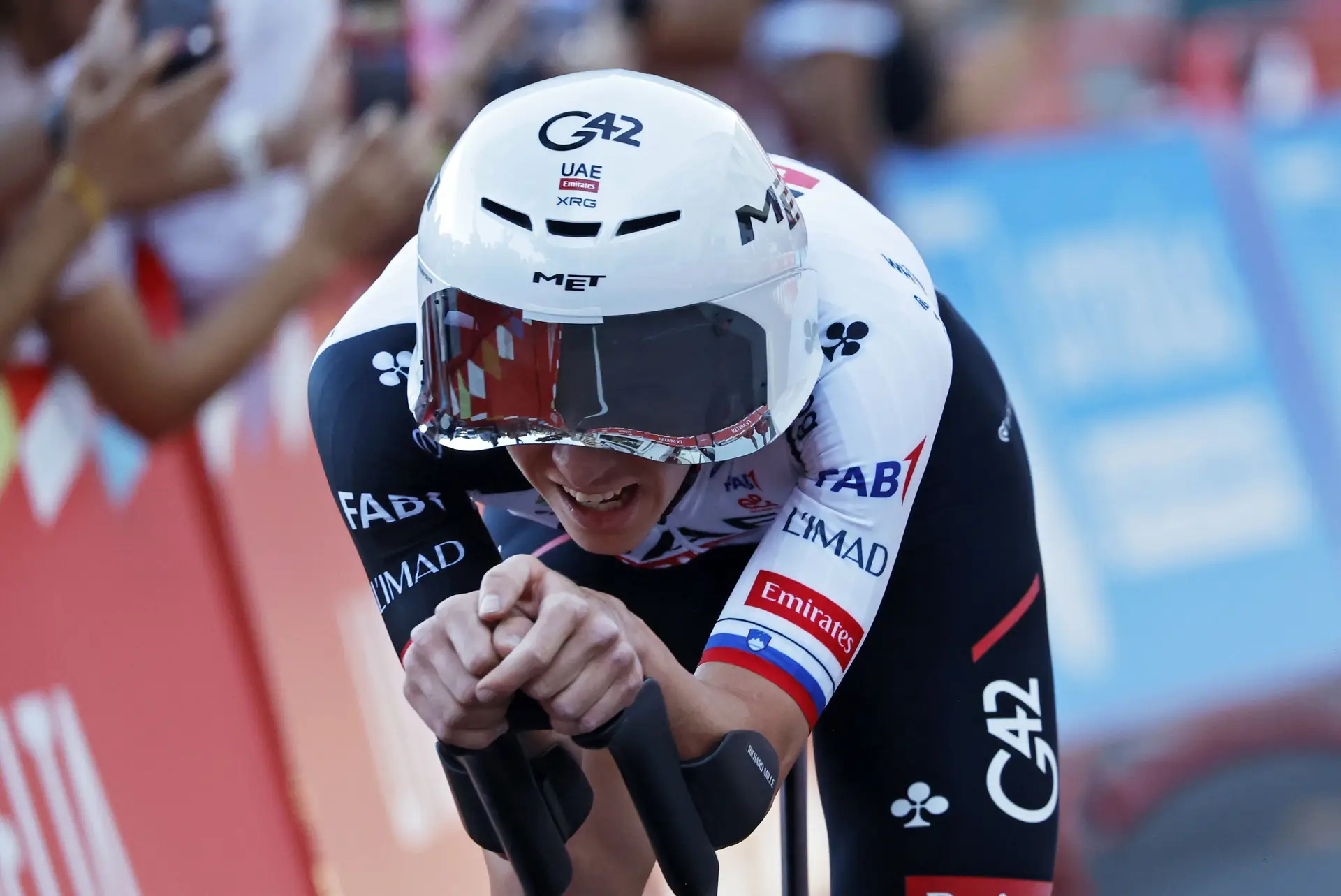 0,09 segundos: foi por esta diferença que Tadej Pogačar se tornou no primeiro camisola vermelha da Vuelta 2026