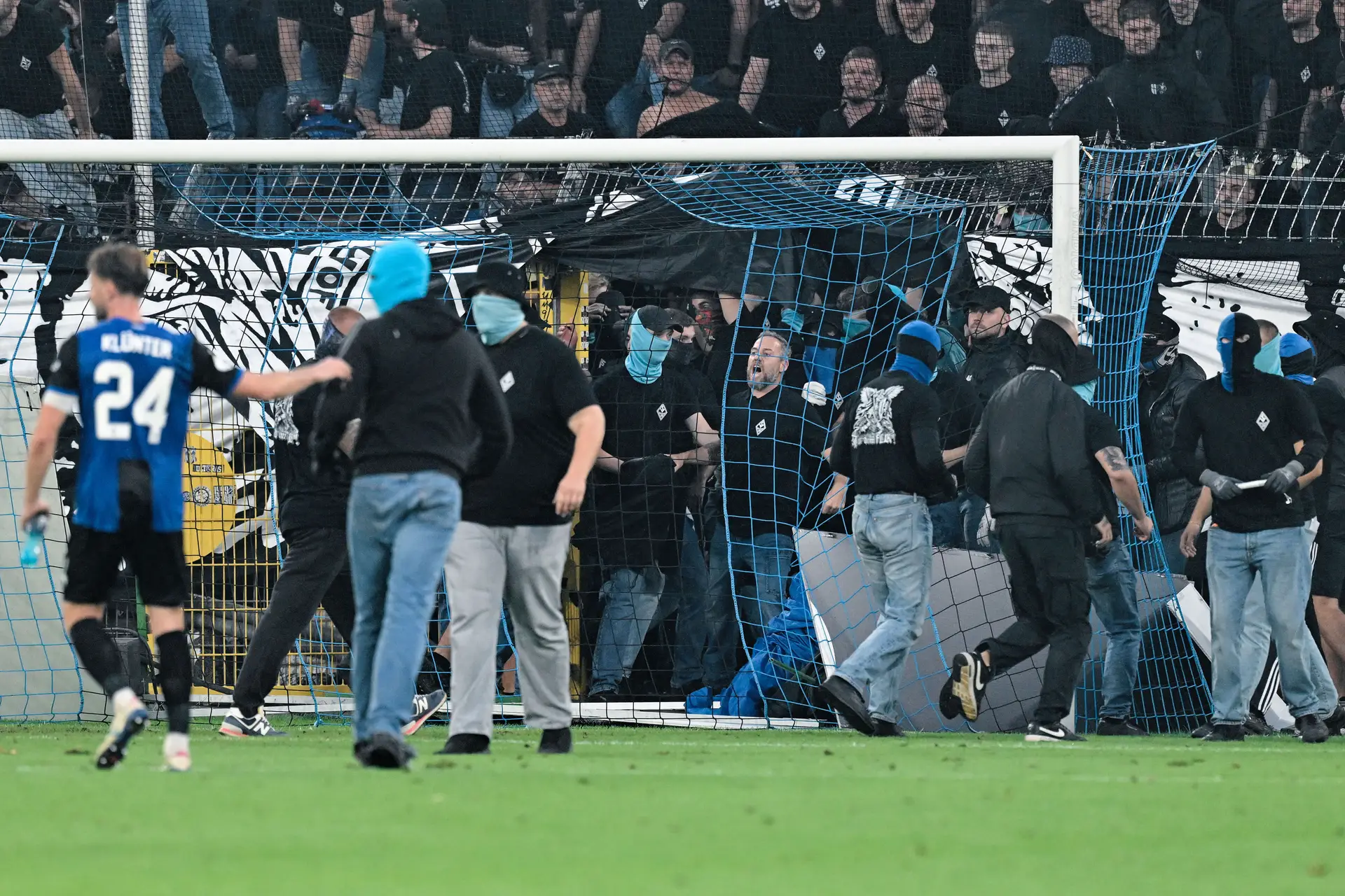 Adeptos do Waldhof Mannheim invadem o relvado