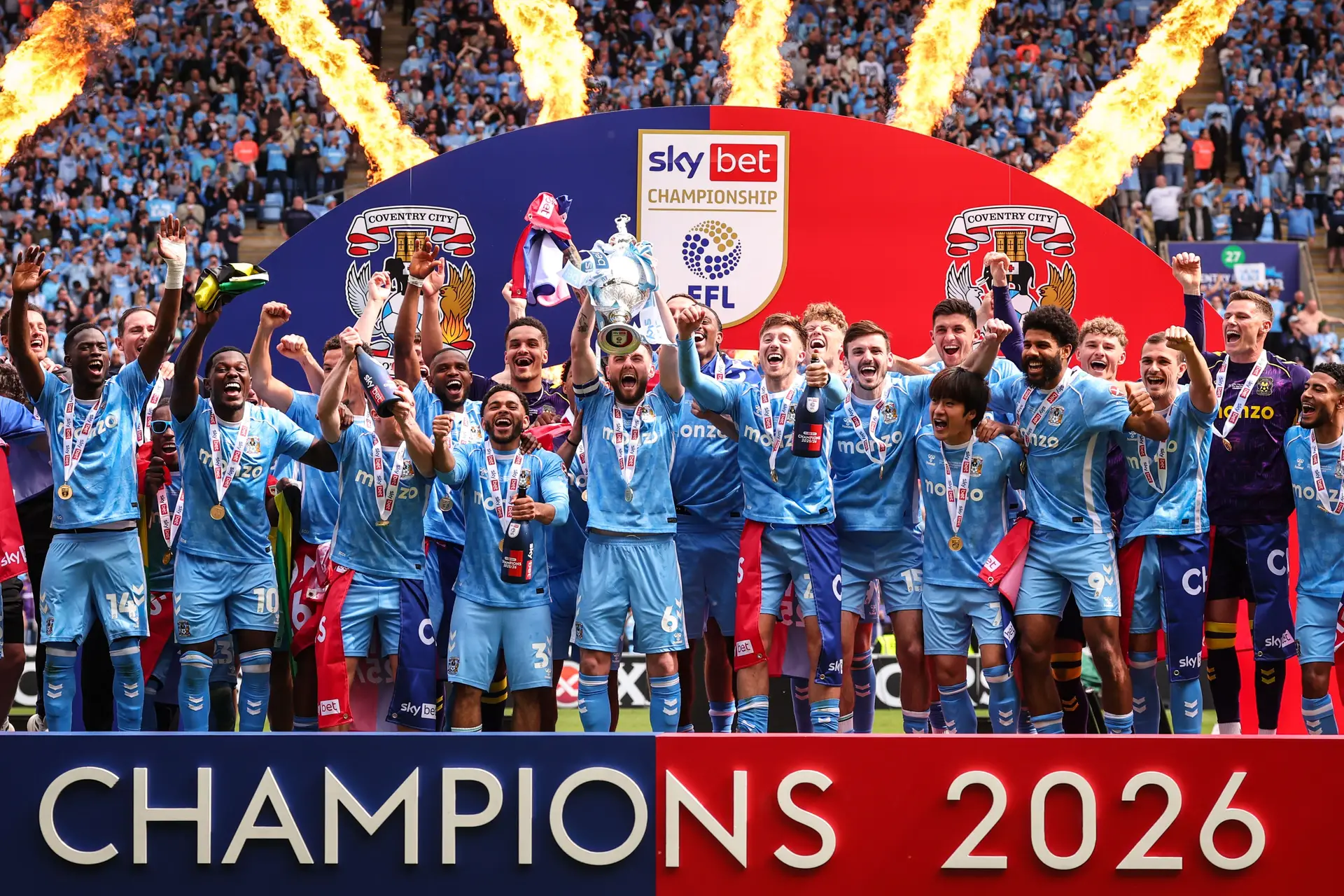 O Coventry festeja o título do Championship, a segunda divisão inglesa, que permitiu ao clube o regresso à elite, 25 anos depois 