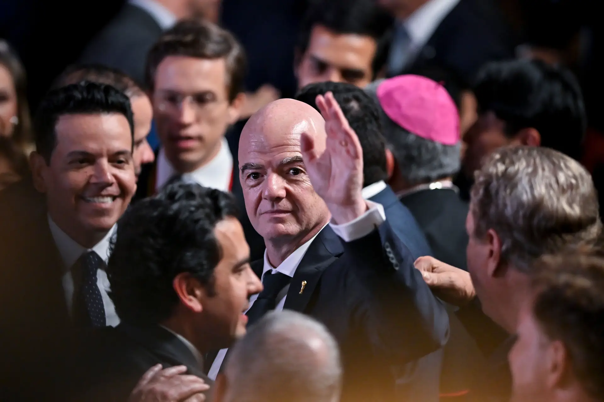 Cerco a Infantino aperta-se: ex-jogadores pedem mudança e líder da UEFA avisa que o presidente da FIFA terá oposição nas eleições