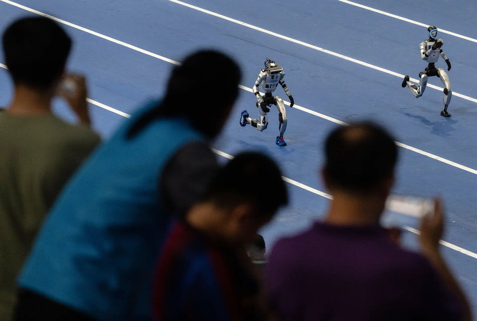 Um robô chinês correu mais rápido do que Usain Bolt. Deveríamos estar impressionados com isso?