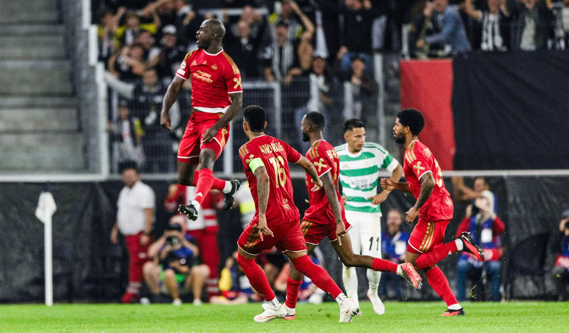 Samuel Adeniran a festejar o seu golo que garantiu a passagem do LASK Linz para a fase regular da Champions e a eliminação do Celtic