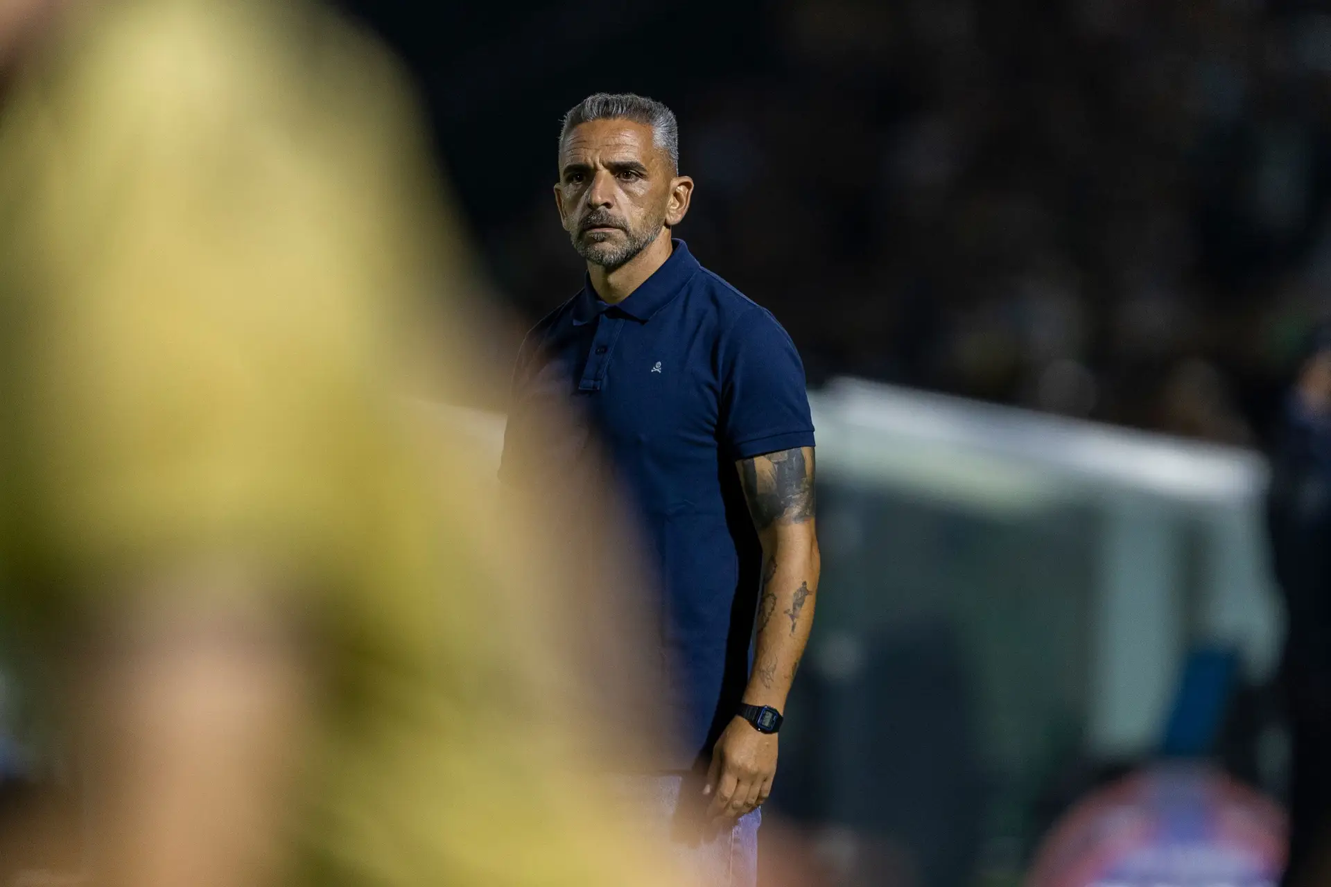 Rui Borges, de pé diante do banco de suplentes durante a vitória do Sporting em casa do Rio Ave