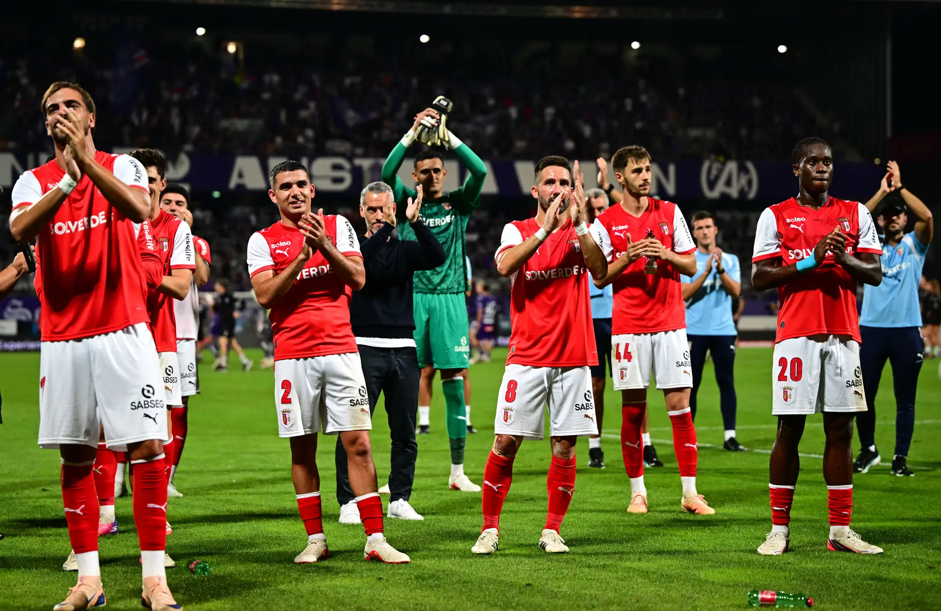 Os jogadores do SC Braga a aplaudirem os seus adeptos em Viena, onde garantiram a presença na fase regular da Liga Conferência