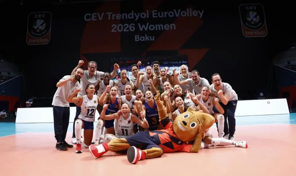 A seleção nacional feminina de voleibol a festejar a inédita passagem à fase a eliminar do Campeonato da Europa