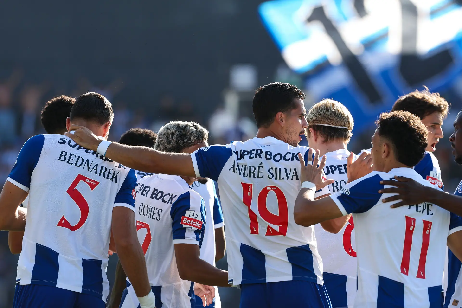 Os jogadores do FC Porto a celebrarem o golo de André Silva contra o Académico, em Viseu