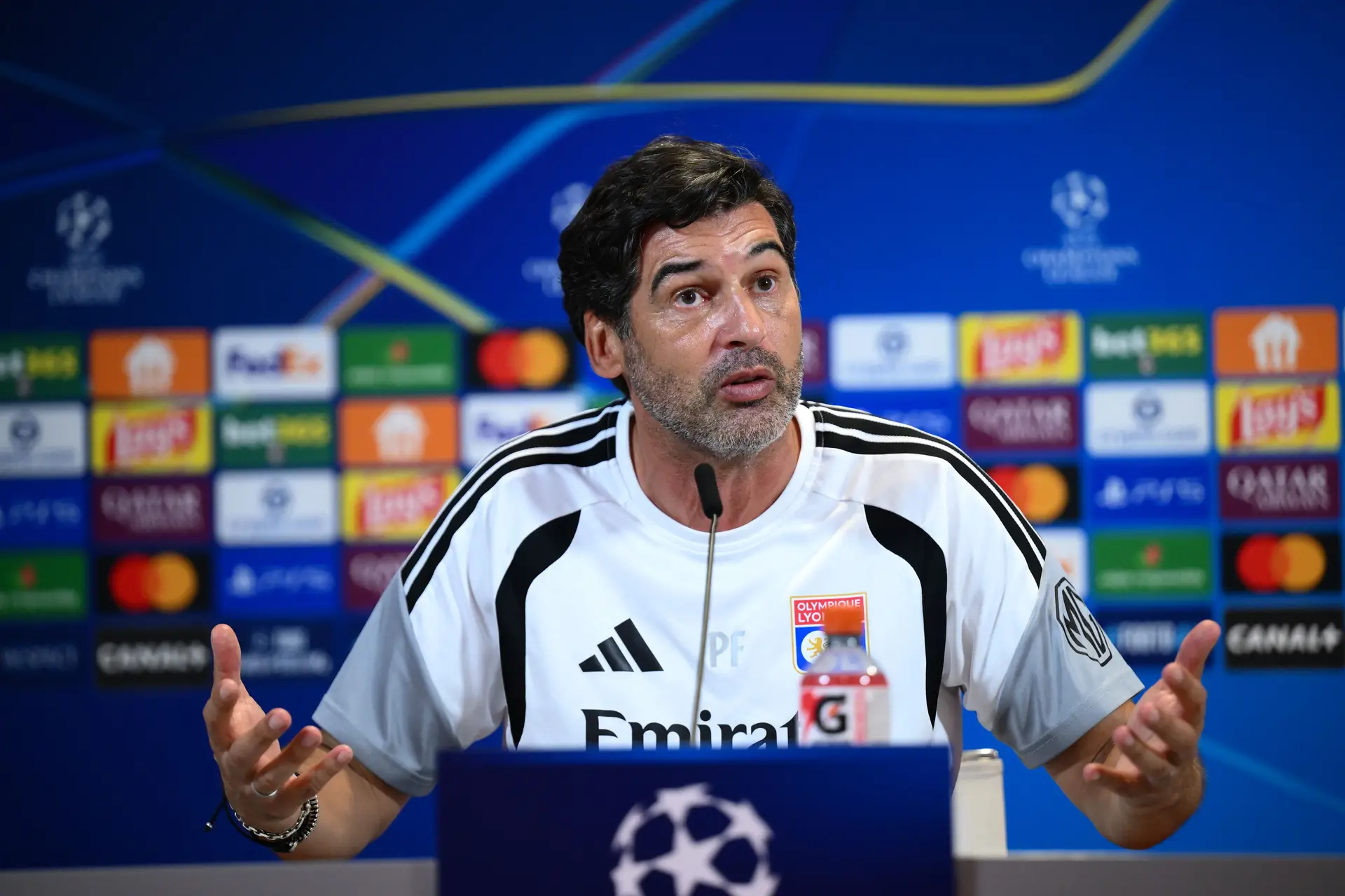Paulo Fonseca sentado na sala de imprensa, onde tem dado nas vistas como treinador do Lyon