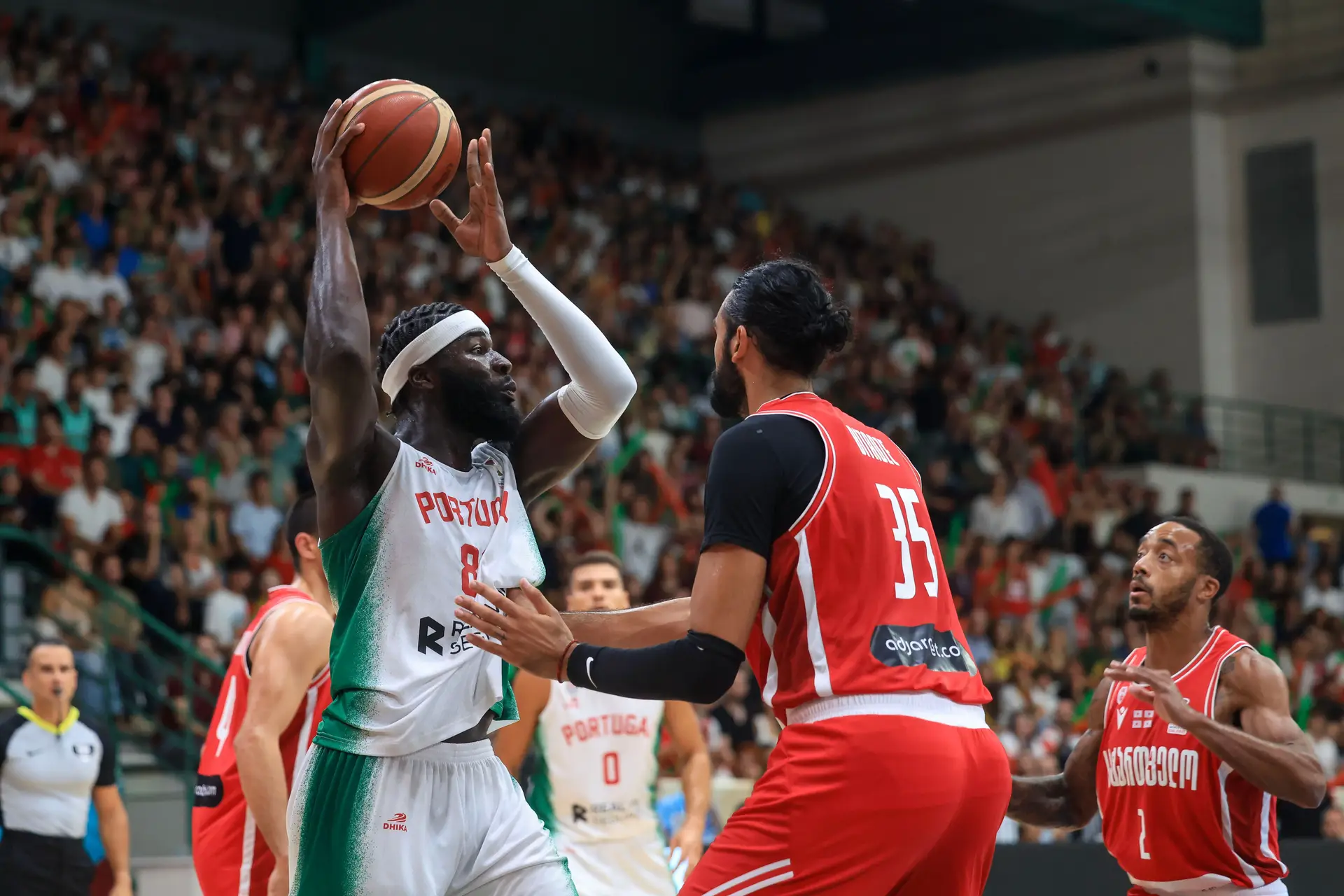 Neemias Queta defendido por Goga Bitadze