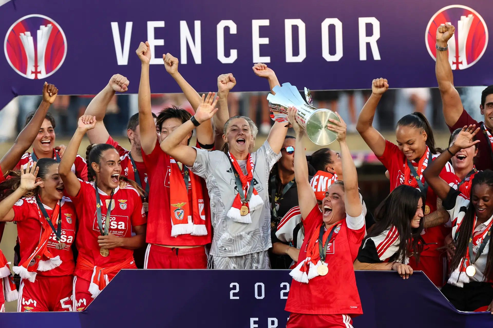 A equipa do Benfica festeja o triunfo