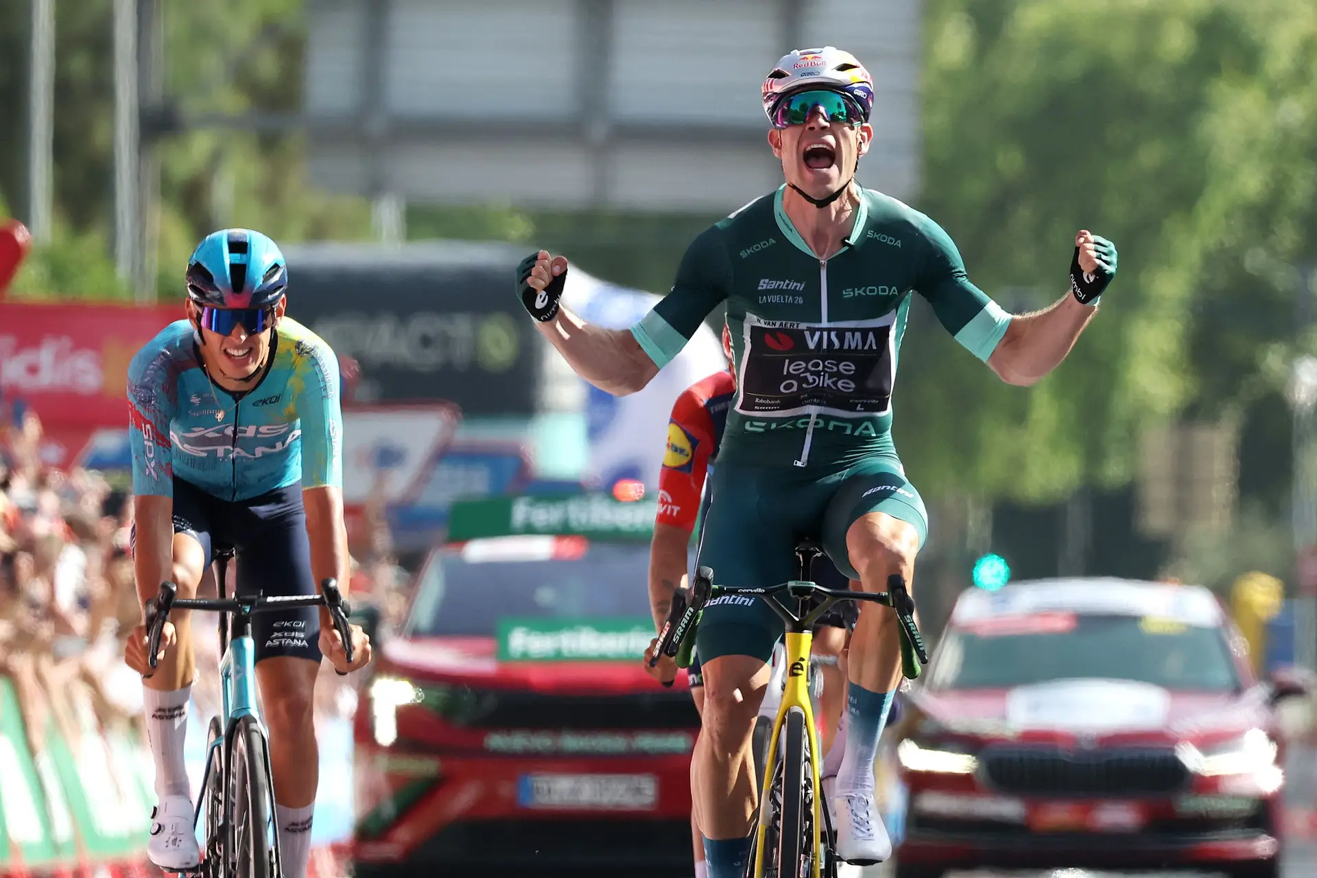 Van Aert festeja o triunfo