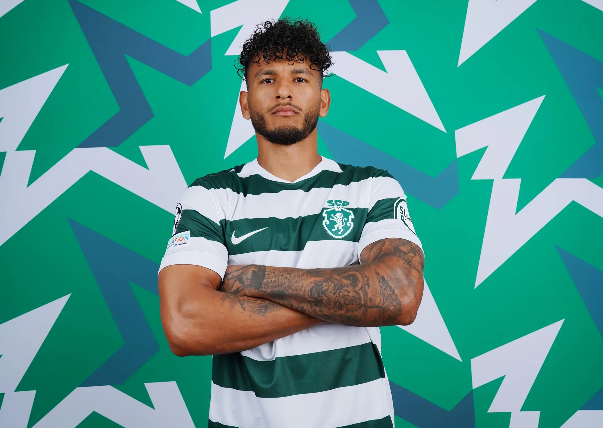 Luis Suárez, com cara séria, fotografado para os retratos oficiais do Sporting para a Liga dos Campeões