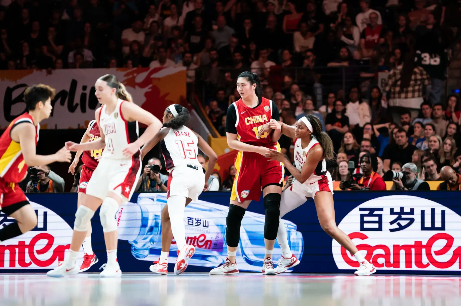 As defensoras dos Estados Unidos a degladiarem-se com a chinesa Zhang Ziyu durante a partida do Mundial de basquetebol feminino