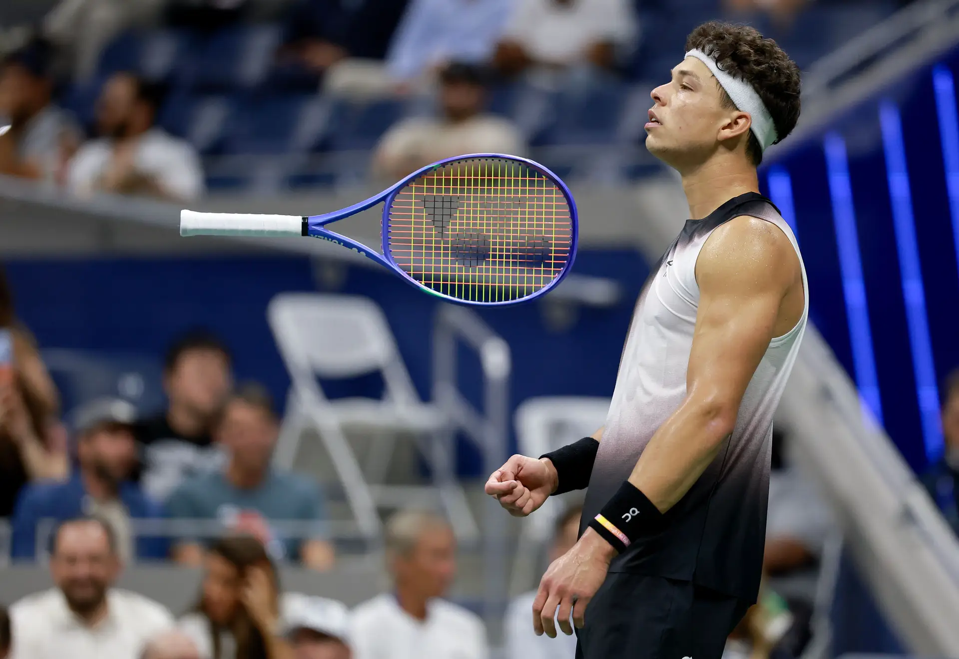 Ben Shelton com a raquete a pairar à sua frente durante o jogo dos quartos de final do US Open contra Carlos Alcaraz