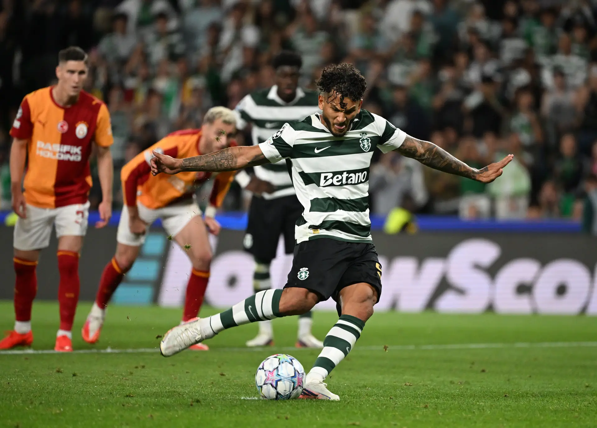 O Galatasaray não olhou a meios. No fim, o Sporting fez uma cambalhota nas voltas que a vida dá