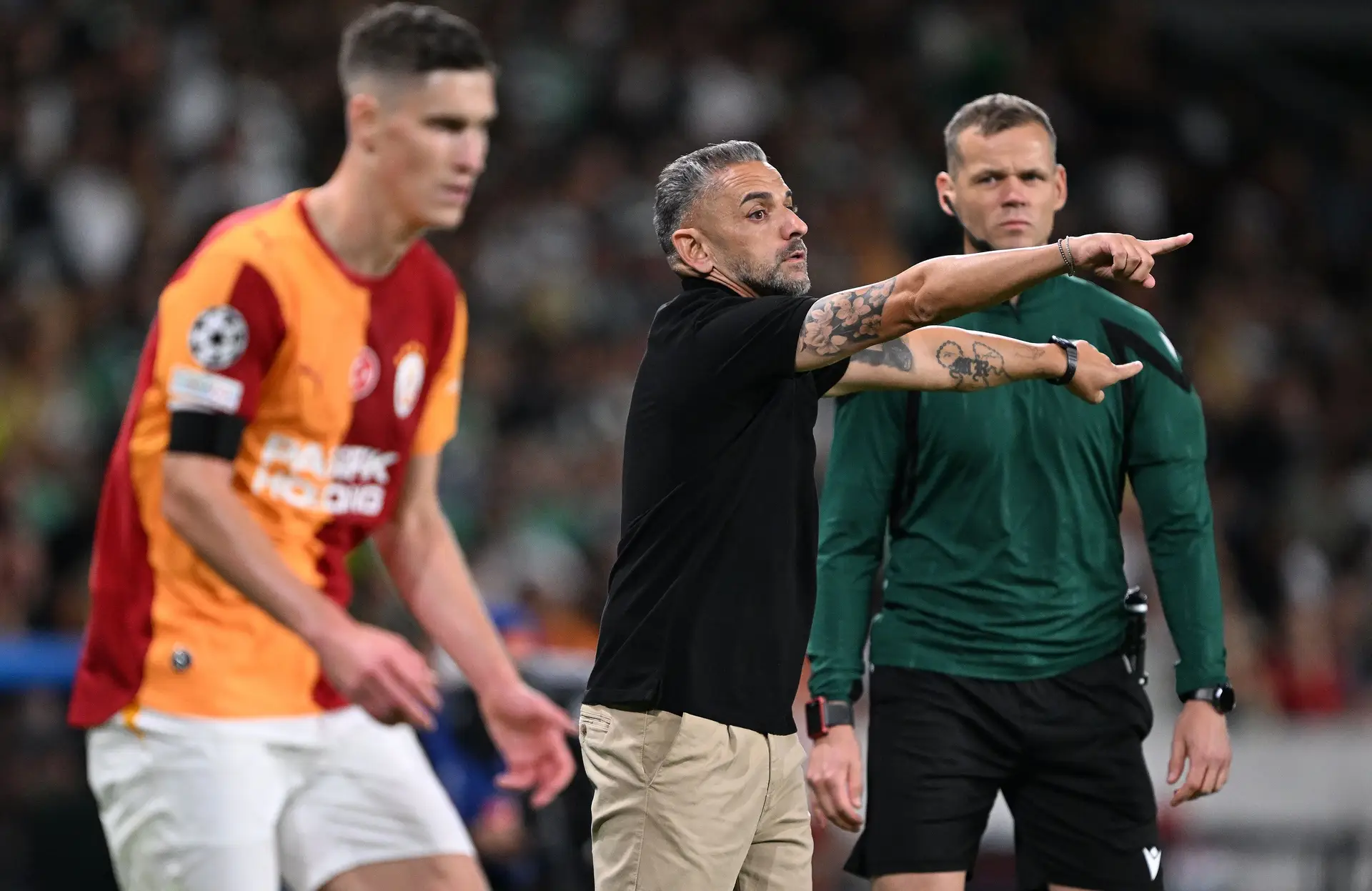 O técnico a dar instruções na estreia do Sporting na Liga dos Campeões