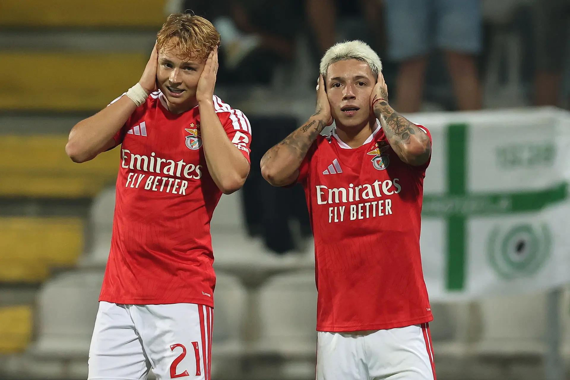 Olá, eu sou o Prestianni, viva, eu sou o Schjelderup. Nós somos os craques altamente compatíveis do Benfica