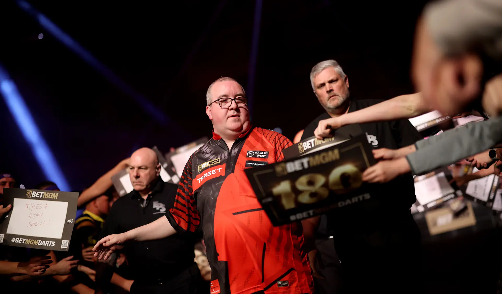Stephen Bunting, jogador de dardos, junto aos seus fãs