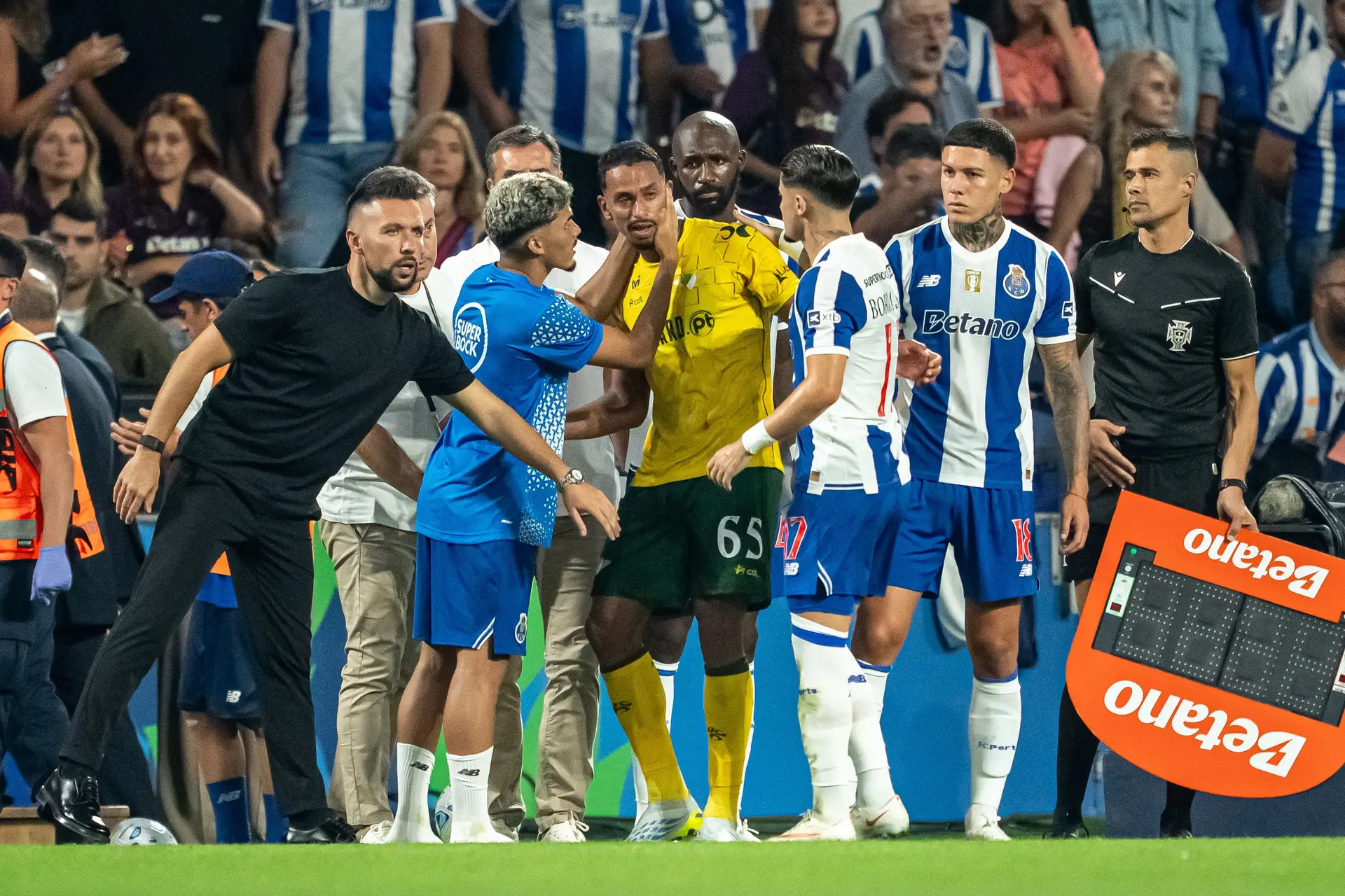 Guilherme Liberato, do Moreirense, a ser consolado por jogadores do FC Porto após o seu pranto por ter provocado uma concussão cerebral em Victor Froholdt