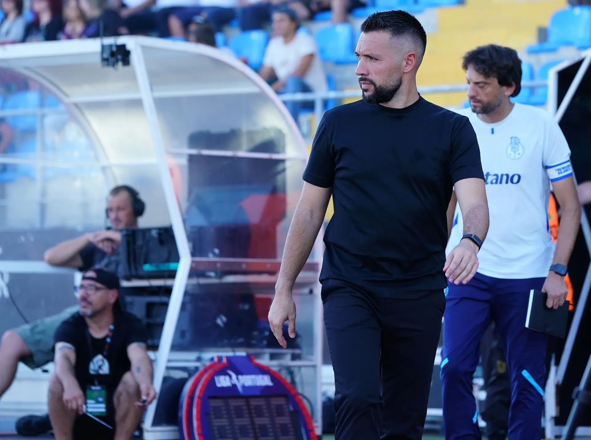 O técnico junto ao banco em Rio Maior