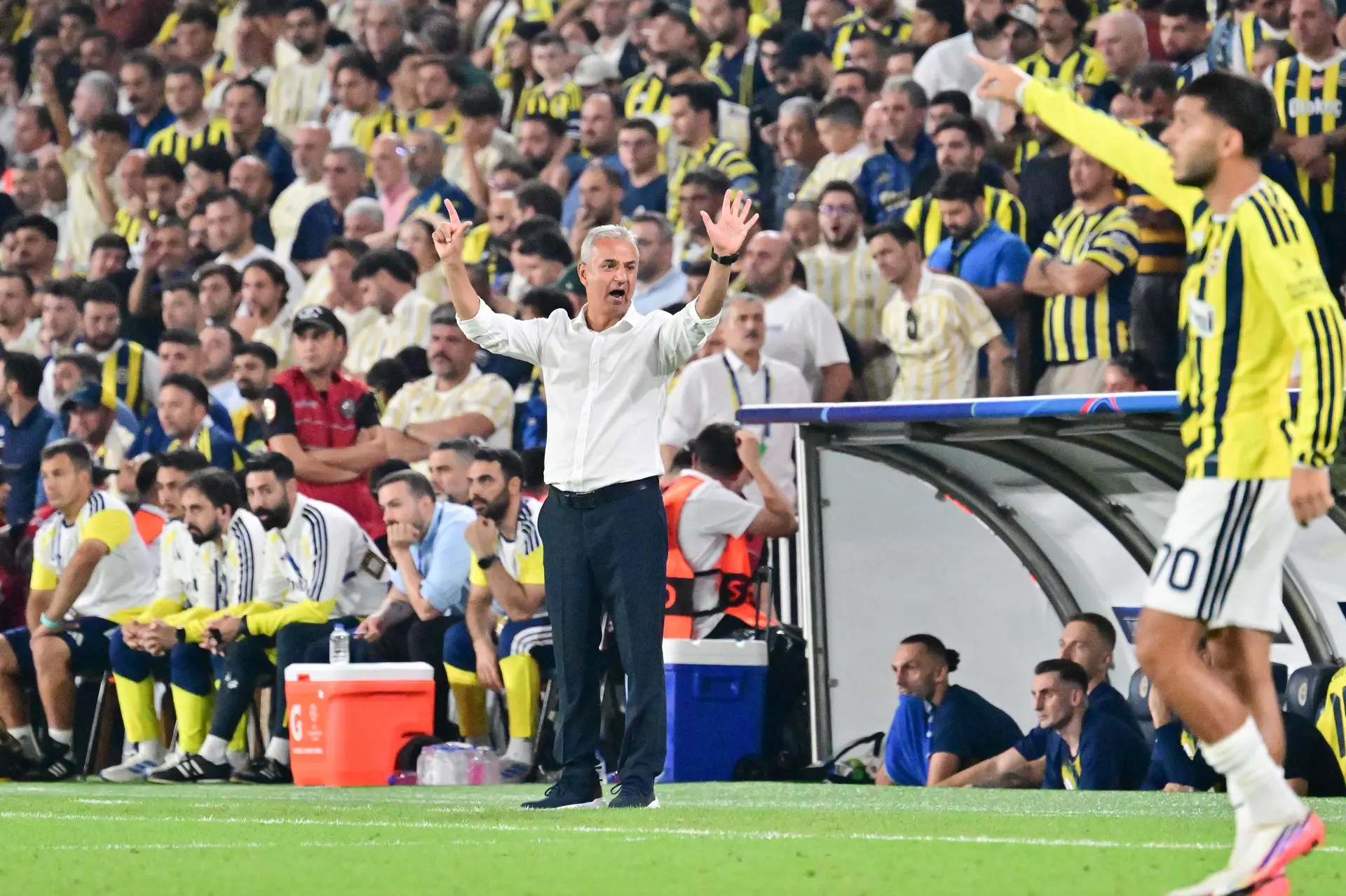 Uma garrafa de água, um telemóvel desligado e um dirigente a entrar pela casa do treinador: há um ‘reality show’ a decorrer no Fenerbahçe