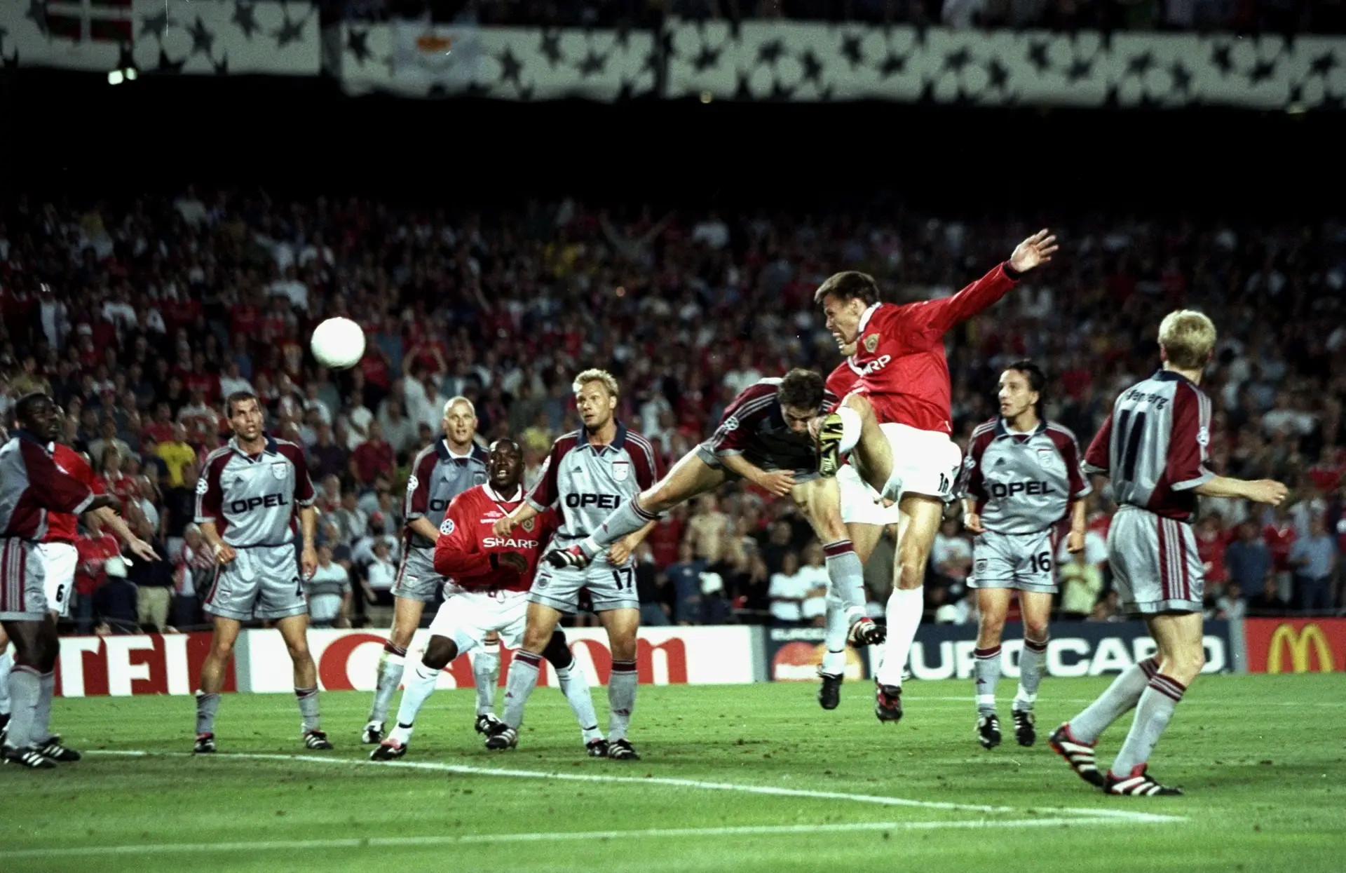 O momento em que Sheringham ataca a bola antes de Solskjær marcar o golo da vitória do United, já nos descontos