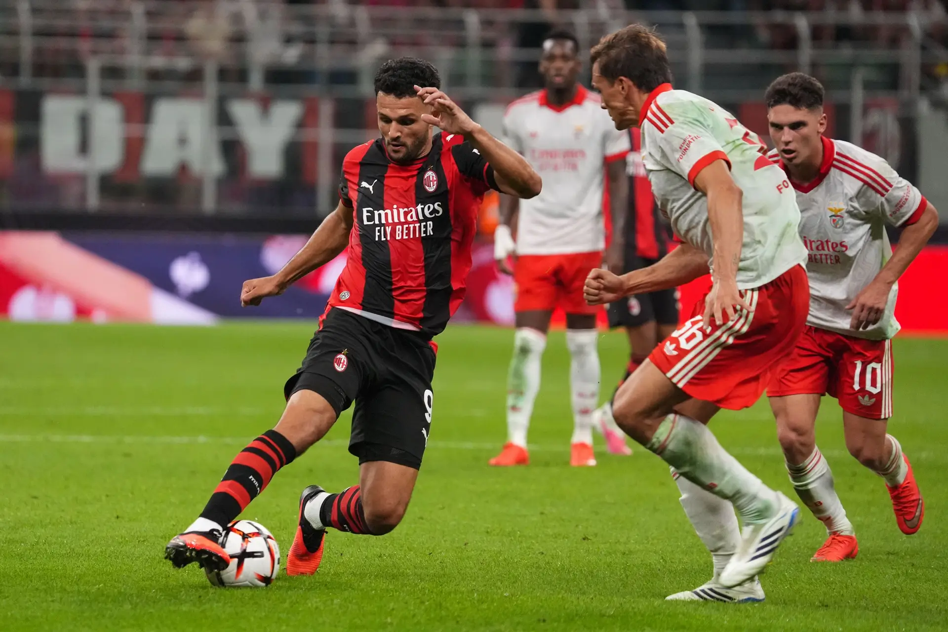 A “auto-estrada americana” que foi a defesa do AC Milan frente a um Benfica de “ideias claras”: as reações vindas de Itália