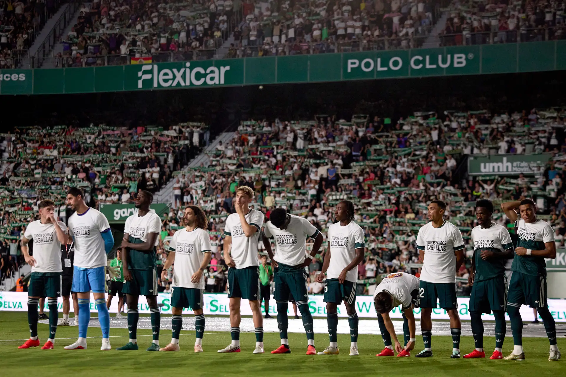 A entrada do Real Madrid em campo frente ao Elche, encontro que os merengues ganharam por 3-2