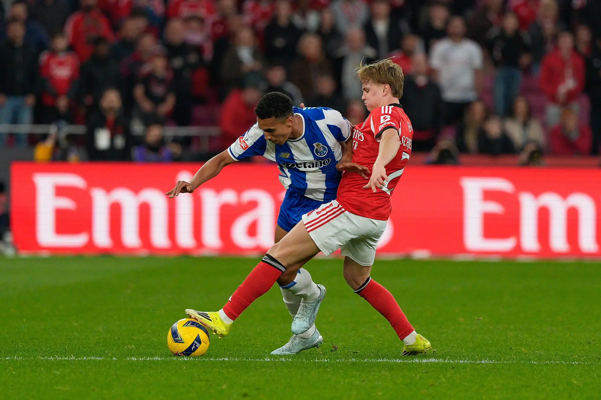 Andreas Schjelderup e Alberto Costa disputam a bola