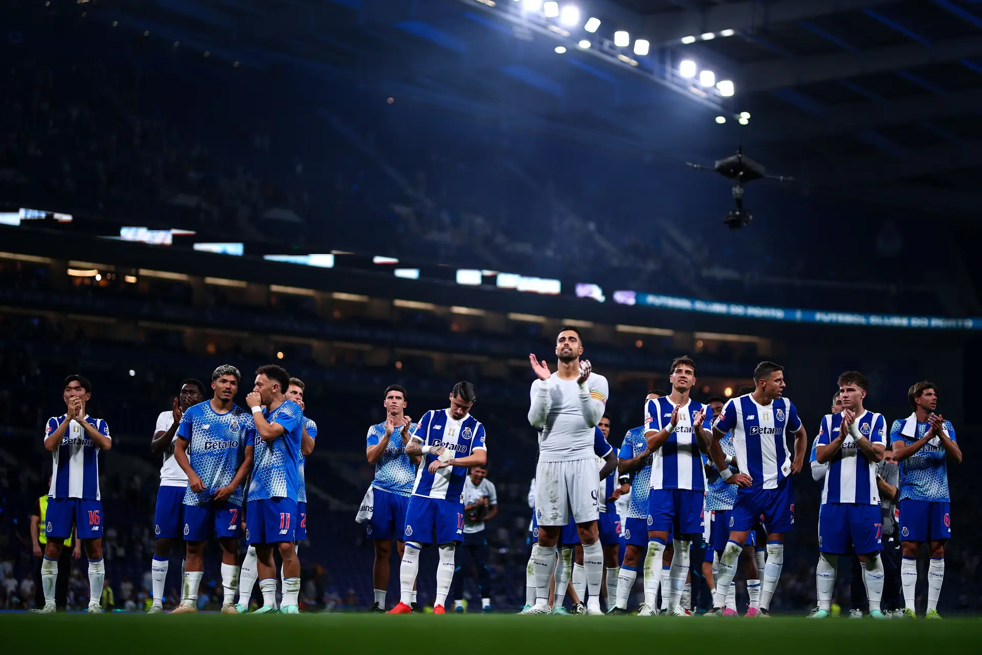 Os jogadores do FC Porto a aplaudirem uma das bancadas do Dragão após a vitória contra o Benfica no primeiro clássico da época 2026/27