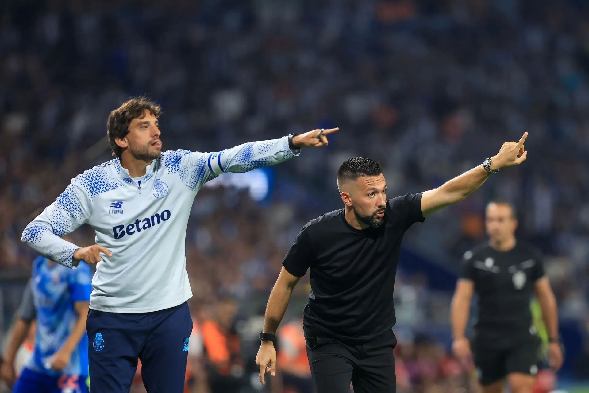 Francesco Farioli a gesticular com o seu adjunto, Lino Godinho, durante o FC Porto-Benfica