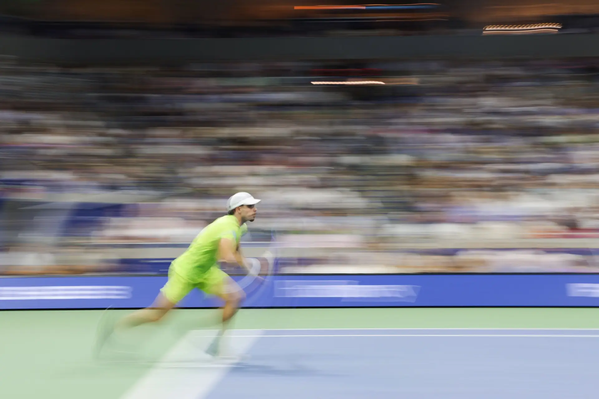 Jaime Faria a correr rumo à rede durante o jogo contra Carlos Alcaraz no US Open de 2026