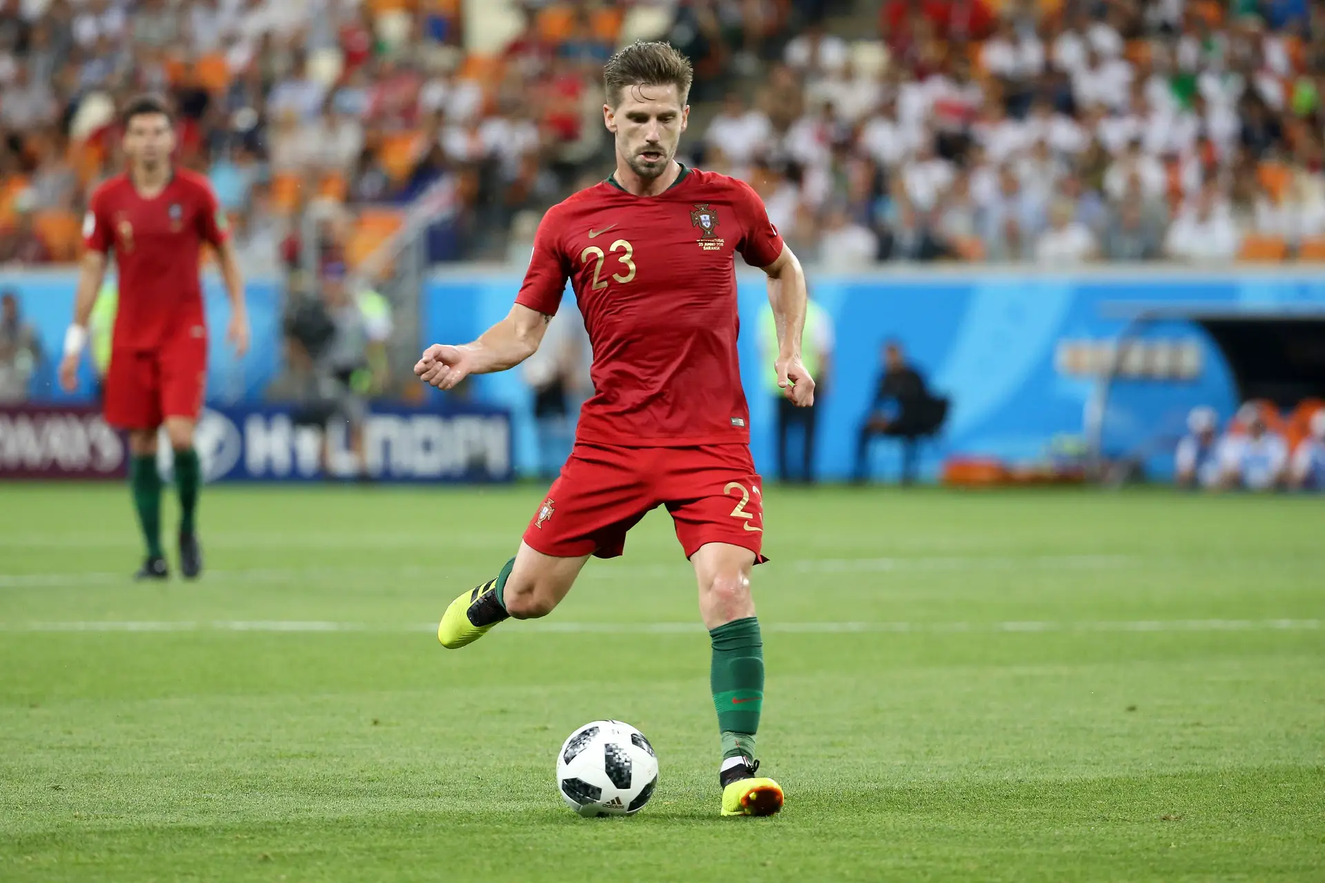 Adrien Silva a representar Portugal no Mundial de 2018, durante o jogo dos oitavos de final contra o Uruguai
