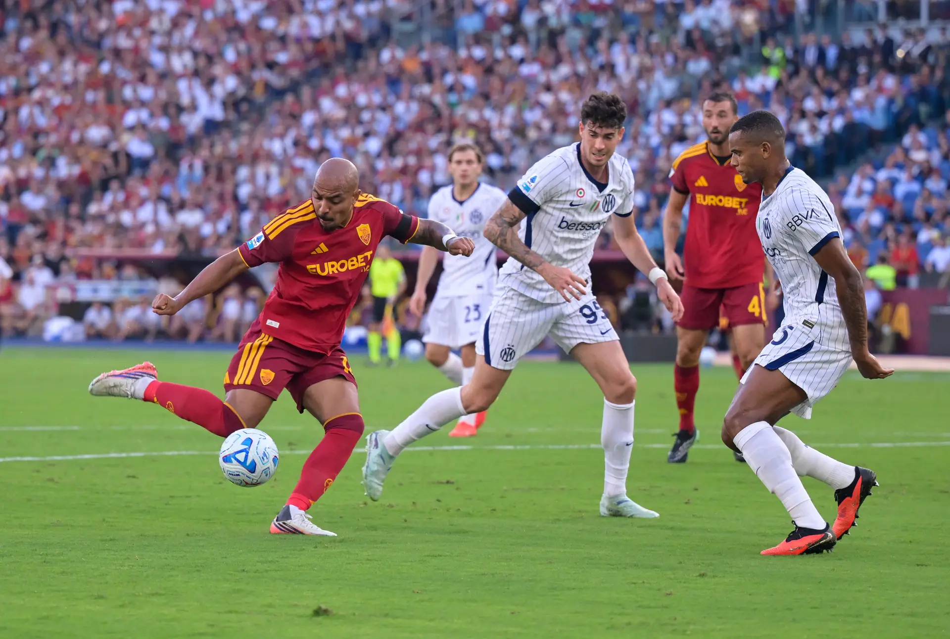 Donyell Malen, avançado da AS Roma e melhor marcador da Serie A, a rematar no jogo contra o Inter: os dois primeiros classificados do campeonato defrontaram-se na capital italiana antes da paragem de seleções