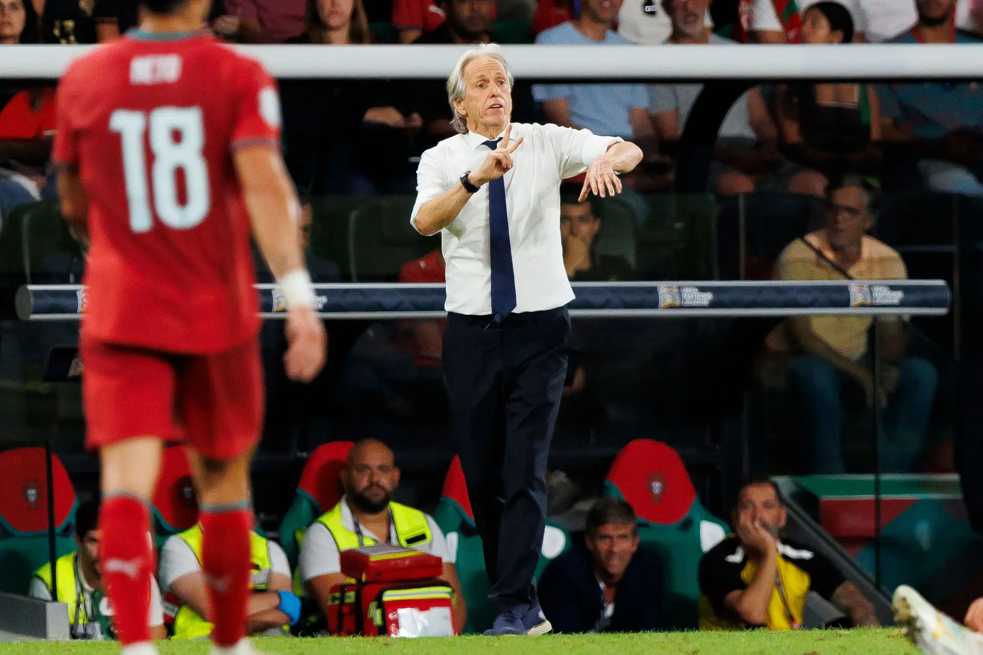 O técnico a dar indicações na estreia 