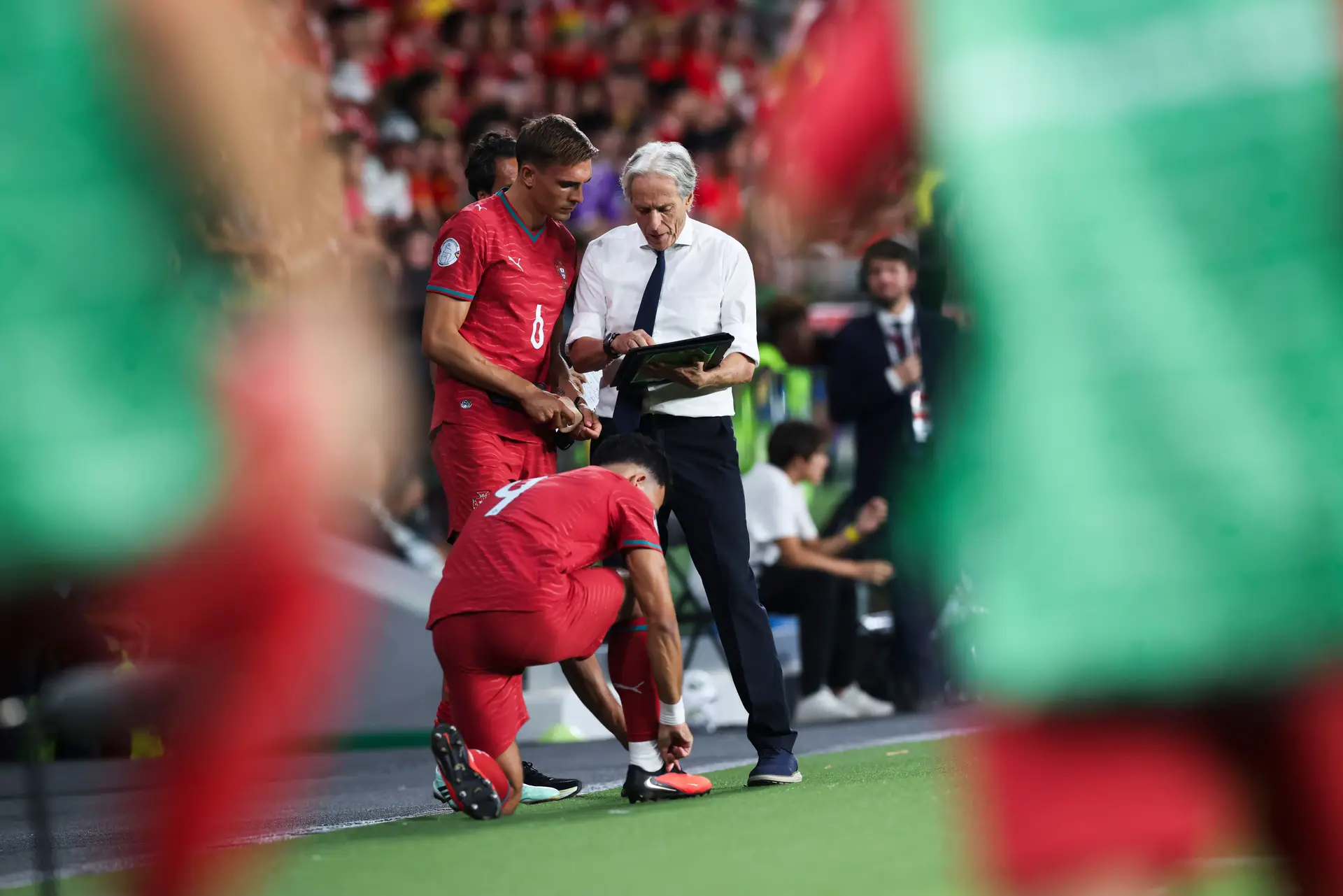 Jorge Jeses a dar indicações a João Palhinha, que fez regressar à seleção, antes da entrada do médio no jogo