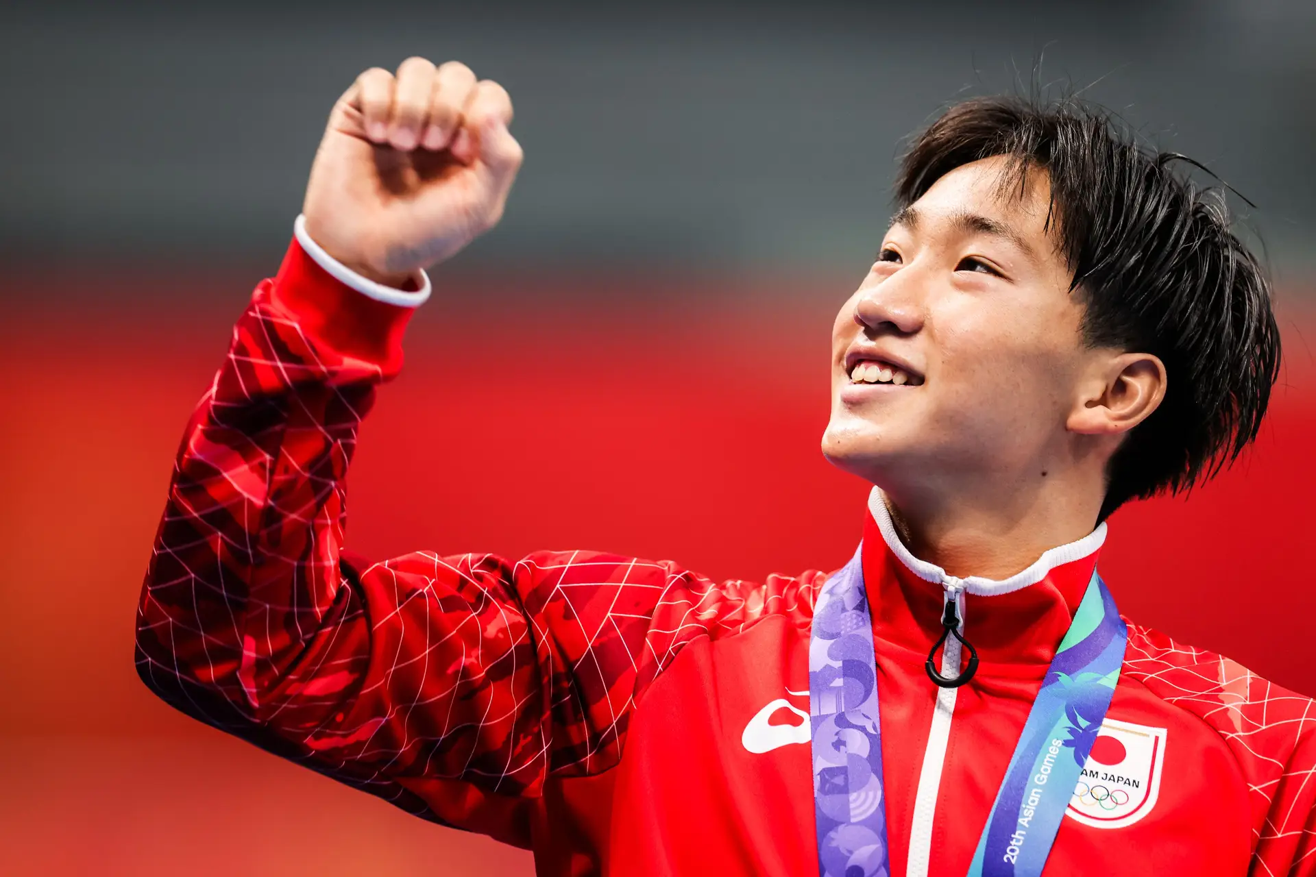 Não larga o telemóvel e ai de quem lhe tire as batatas fritas: Shin Ohashi, o baixinho nadador que é recordista mundial aos 17 anos