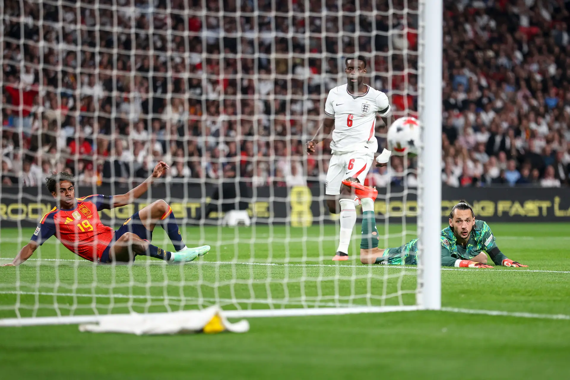 Lamine Yamal a marcar logo ao segundo minuto do Inglaterra-Espanha: foi o terceiro golo mais rápido que os ingleses sofreram em Wembley
