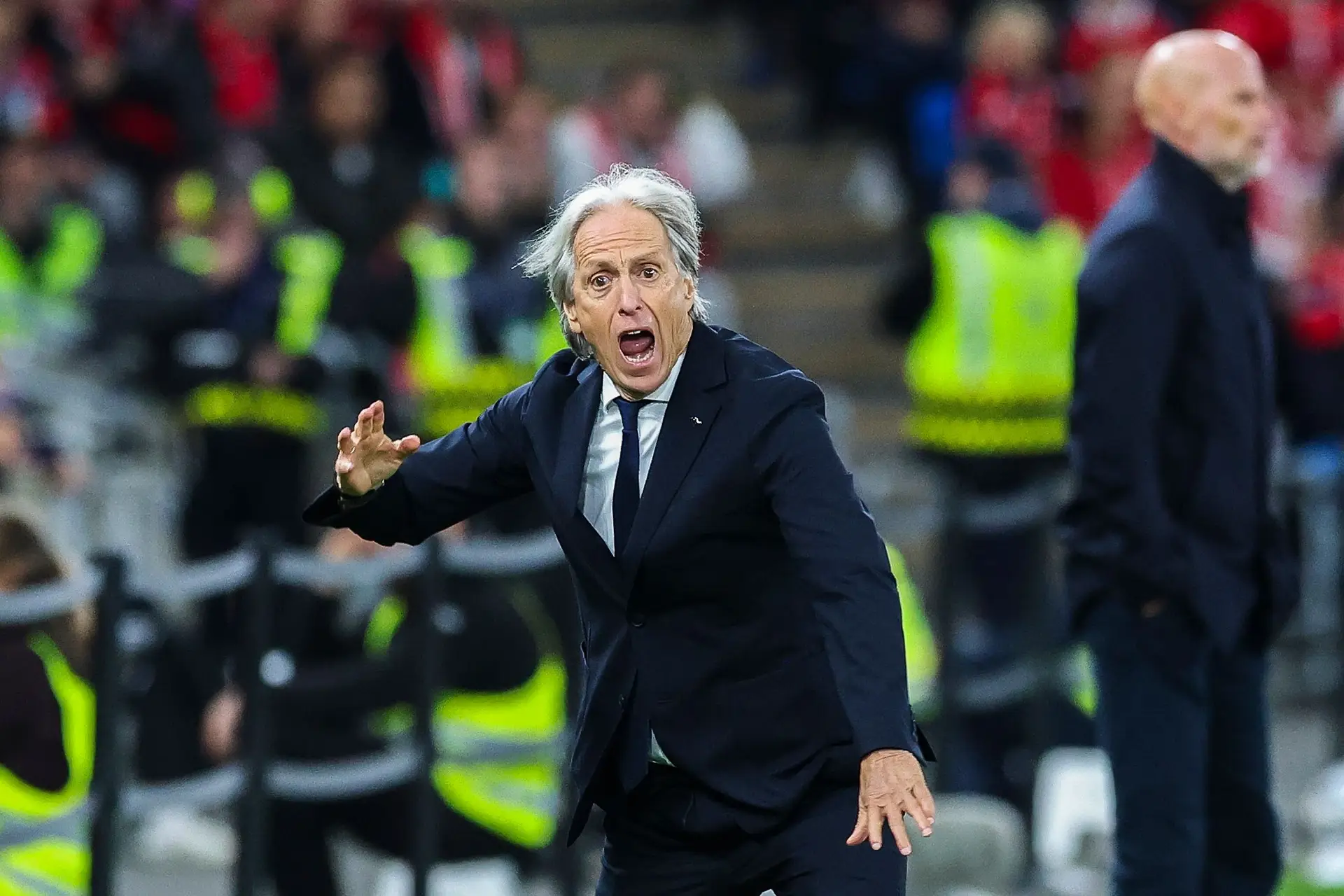 Jorge Jesus a reagir e gesticular, ao seu estilo, à frente do banco durante o Noruega-Portugal