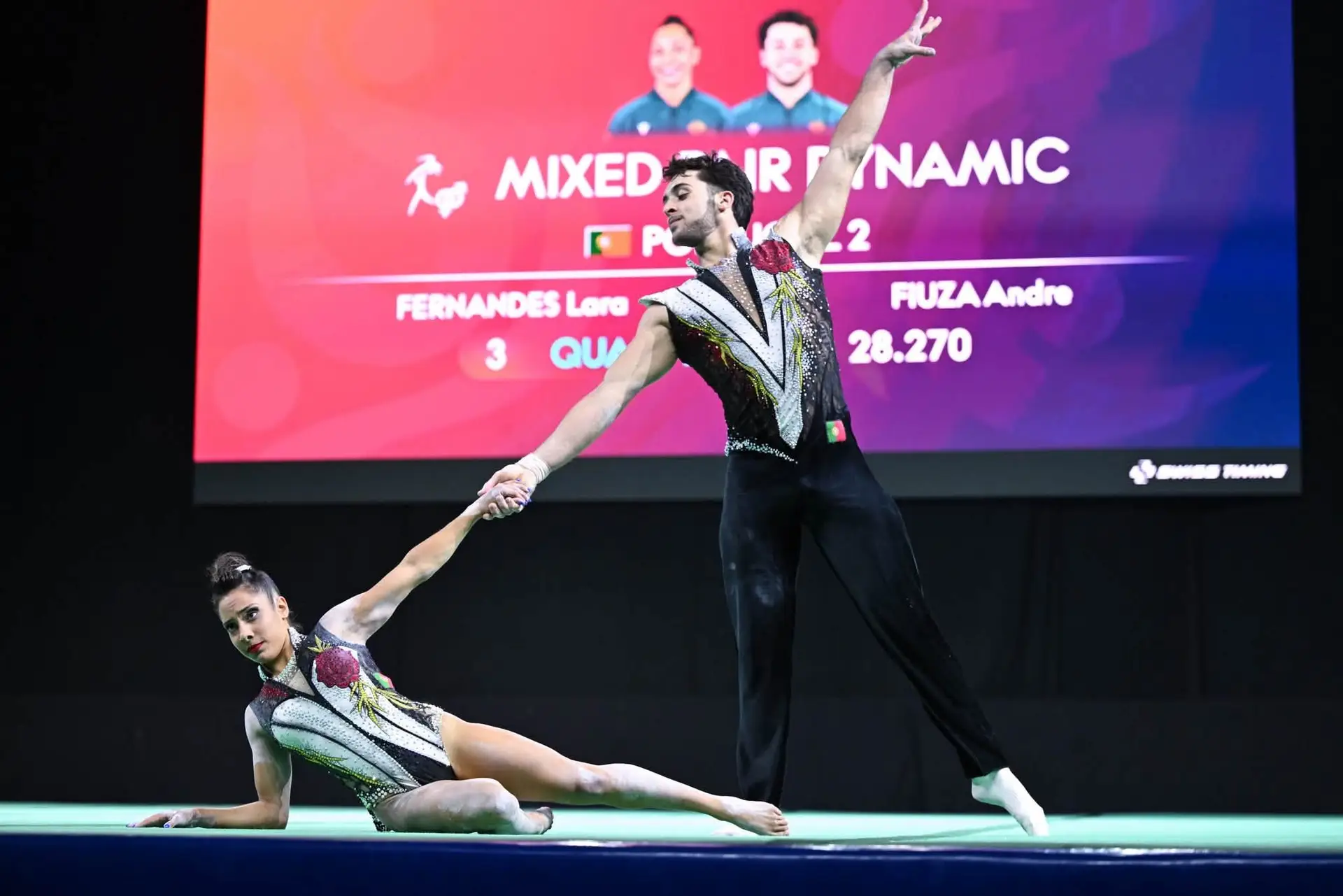 Lara Fernandes e André Fiúza durante um exercício dos Mundiais de ginástica acrobática