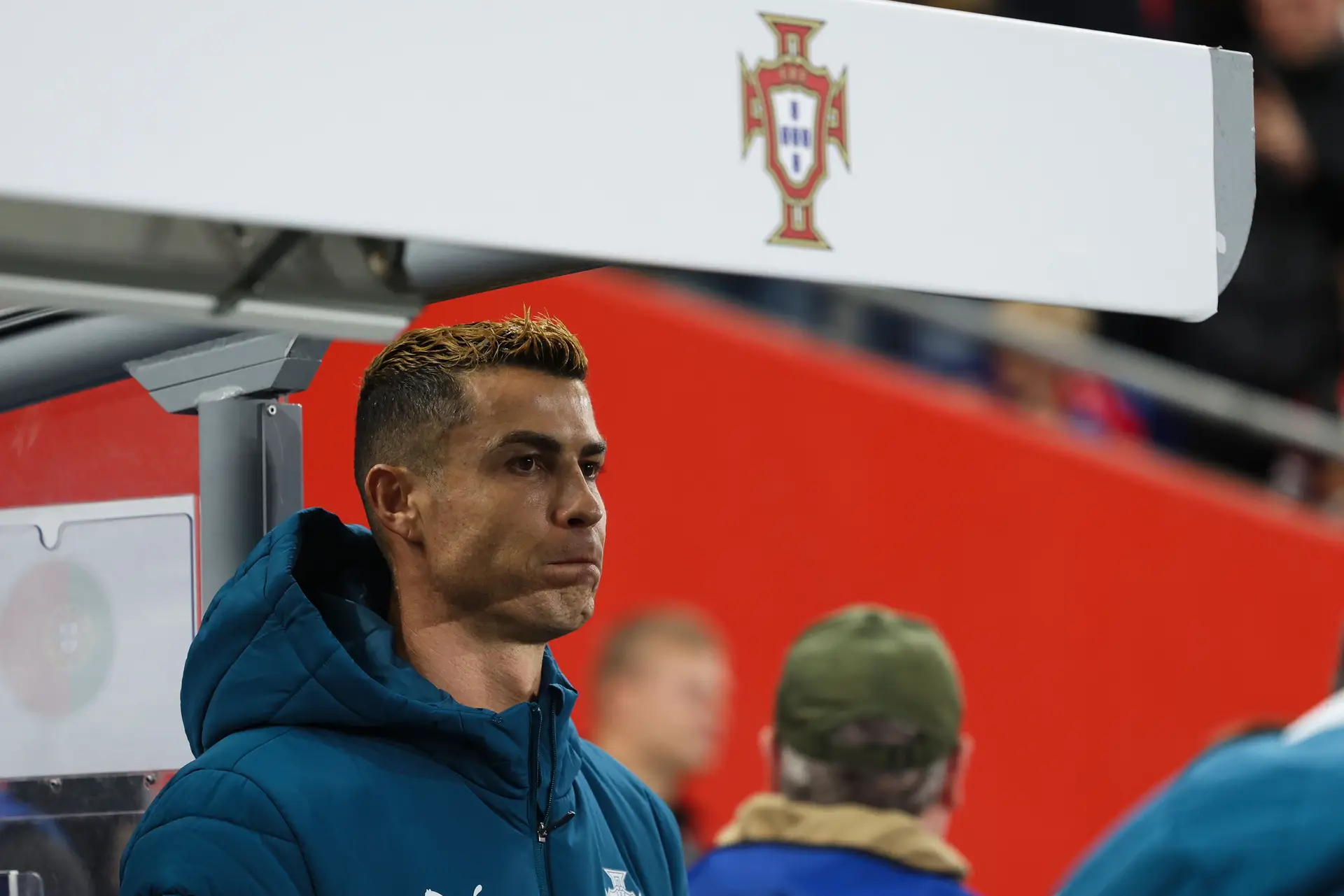 Cristiano Ronaldo no banco de suplentes em Oslo, onde a seleção nacional foi ganhar à Noruega para a Liga das Nações