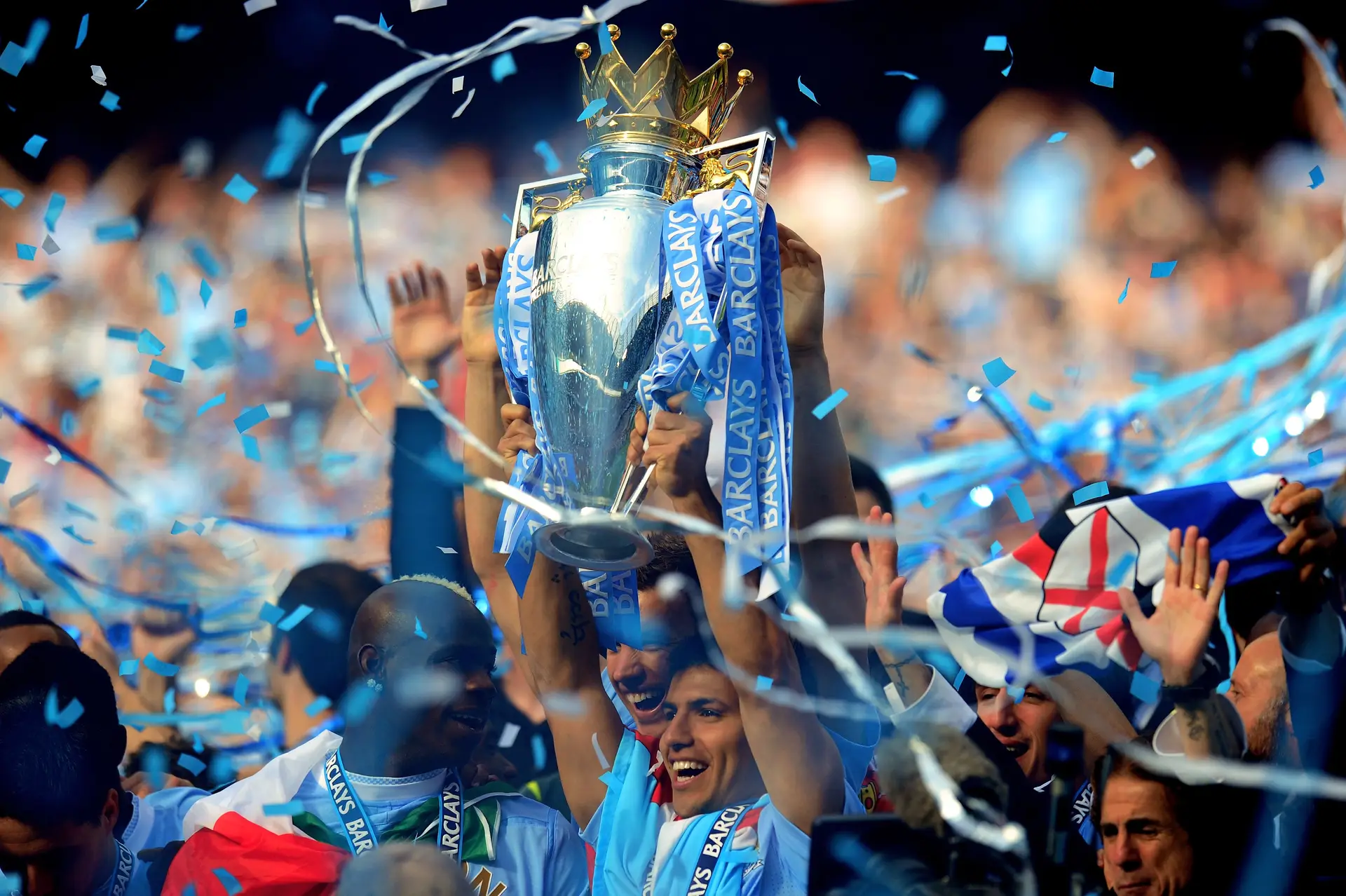 Sergio Agüero, o herói do Manchester City em 2012, a erguer o troféu da Premier League: foi o primeiro título de campeão inglês após o clube ser comprado pelo fundo do Abu Dhabi