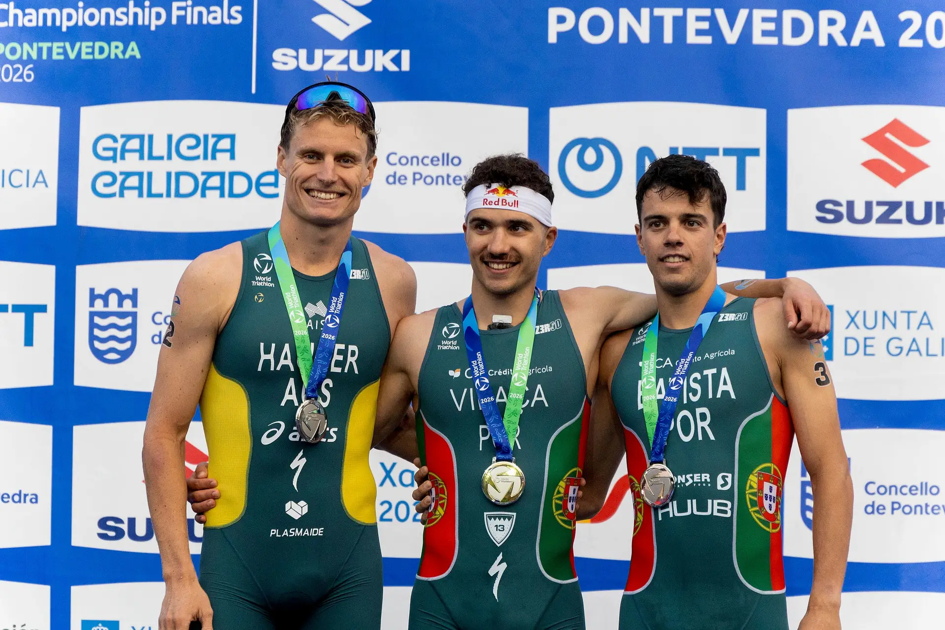 Vasco Vilaça com a medalha de ouro de campeão do mundo de triatlo, ao lado de Matthew Hauser, com a prata, e de Ricardo Batista, o terceiro melhor de 2026