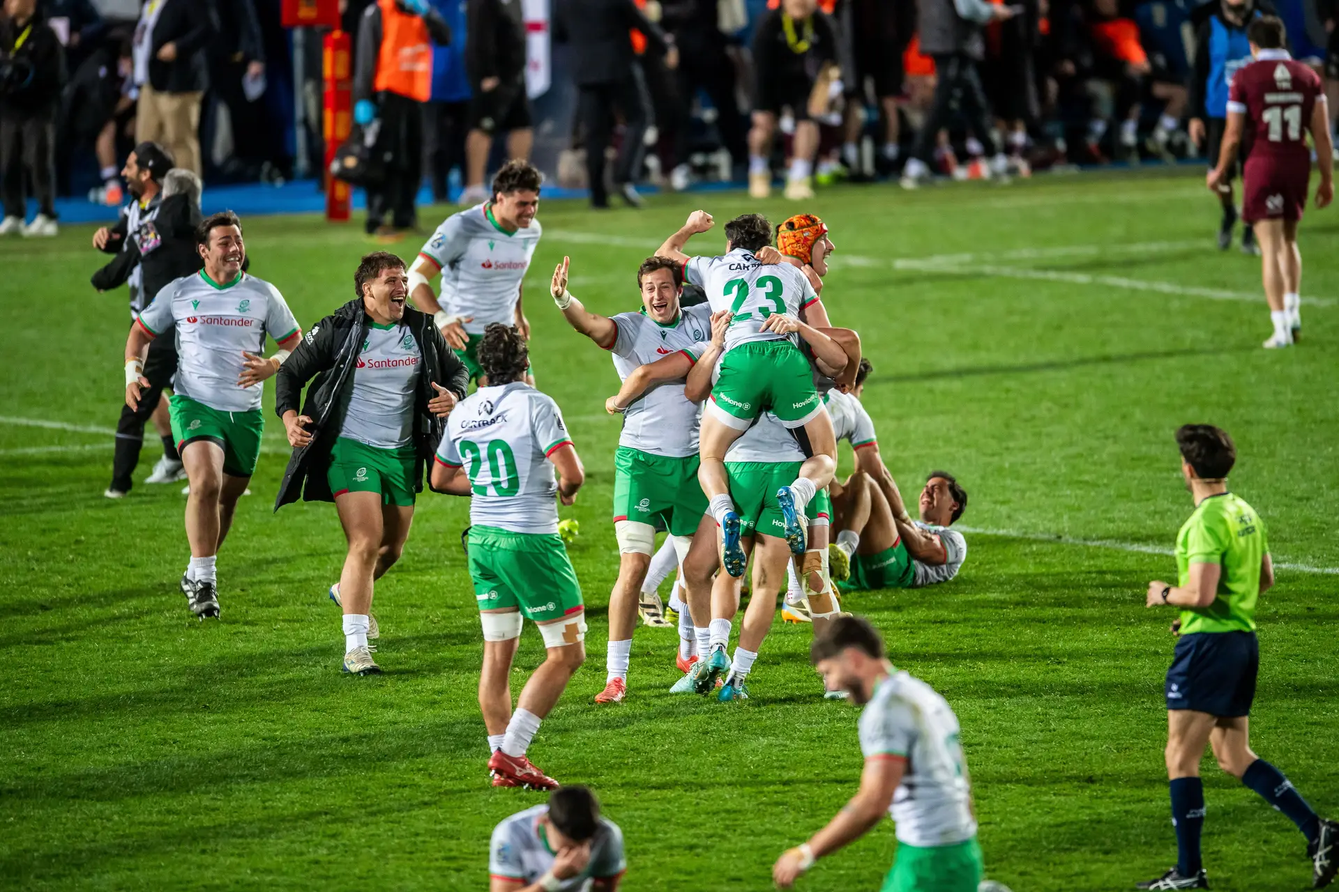 Os jogadores portugueses a celebrarem a conquista, em março de 2026, do Rugby Europe Championship contra a Geórgia