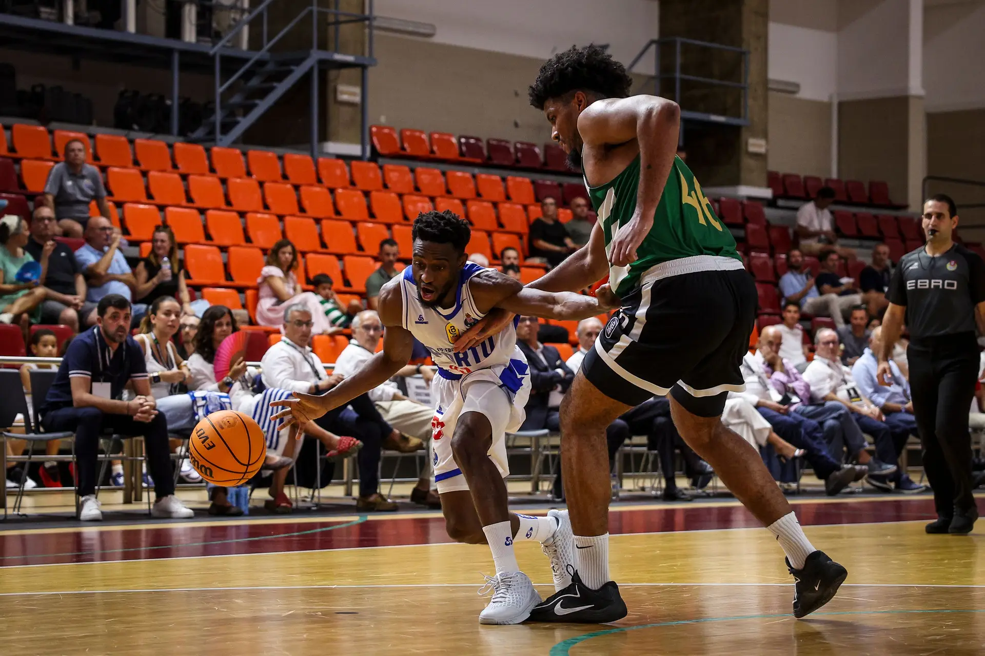 A bola ao ar do campeonato português de basquetebol foi dada pelo FC Porto e pelo seu pequeno base de 1,67 metros