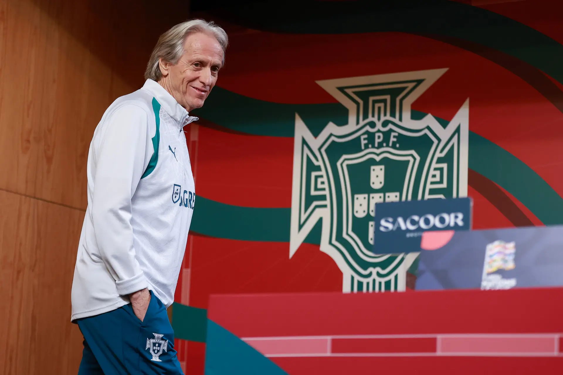“Poderia estar mais feliz”: Jorge Jesus está debaixo da lei da rolha. Mesmo só querendo falar da Noruega, descaiu-se sobre o tema Ronaldo