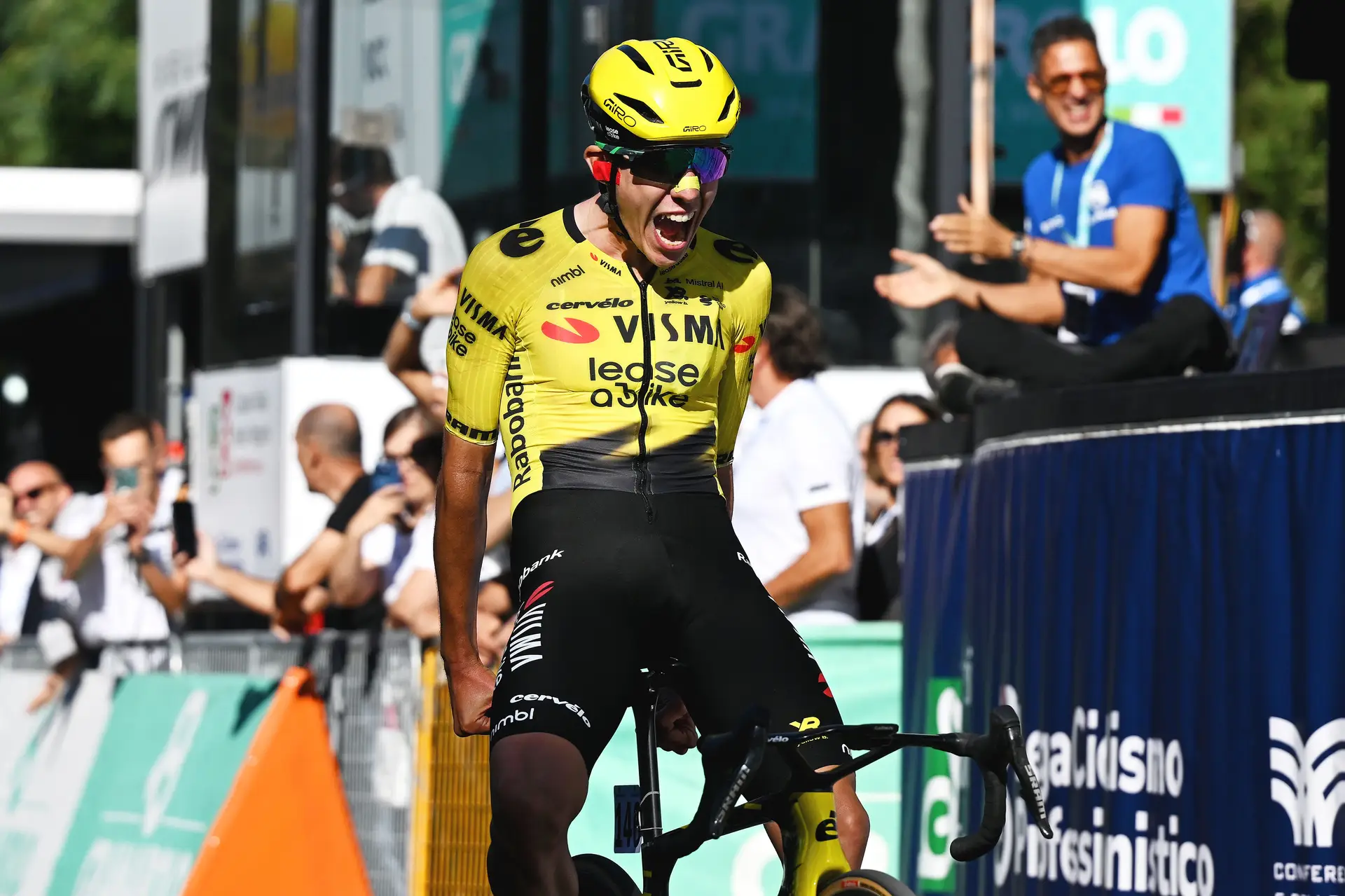 O ciclismo quis fazer mais uma surpresa e Davide Piganzoli venceu o Giro dell'Emilia no dia em que Brandon McNulty estreou o arco-íris