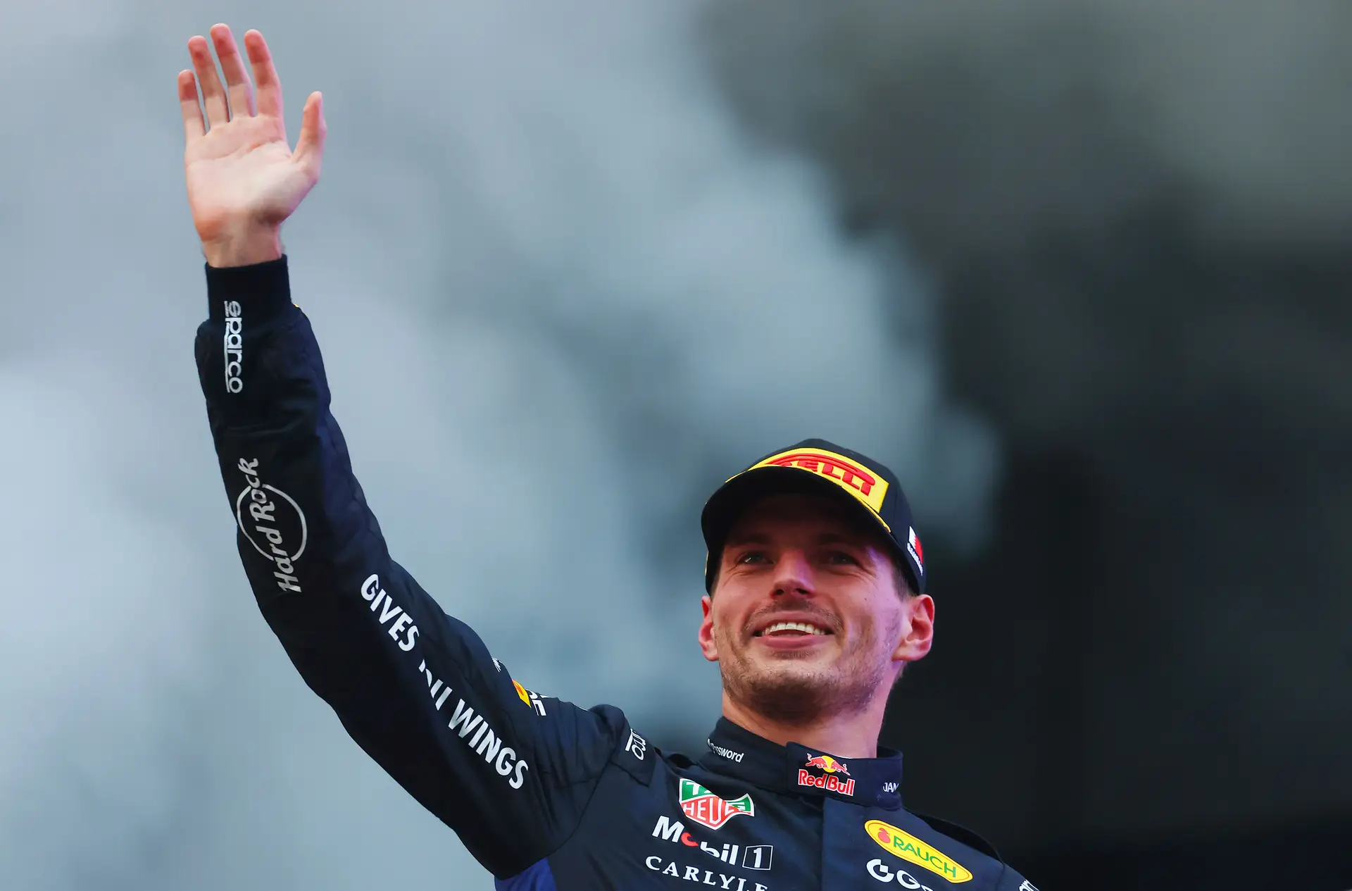 Kimi Antonelli e Lewis Hamilton completaram o pódio