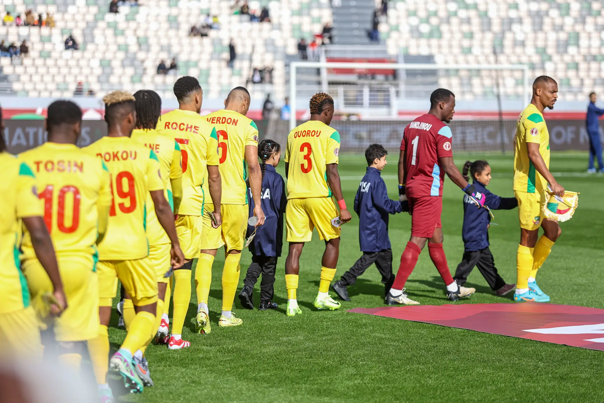 Jogadores da seleção do Benim entram em campo para defrontar o Botswana, na passada CAN