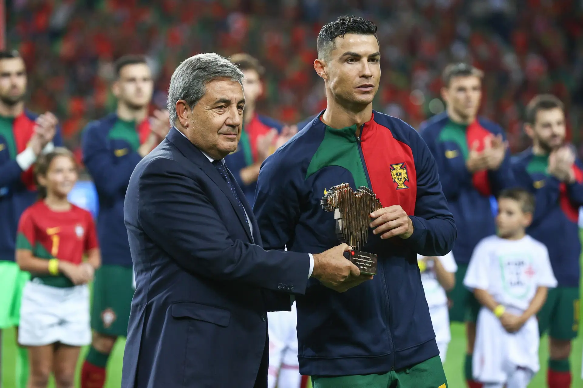 Fernando Gomes a presentear Cristiano Ronaldo com um troféu comemorativo das 200 internacionalizações do jogador pela seleção nacional, em outubro de 2023