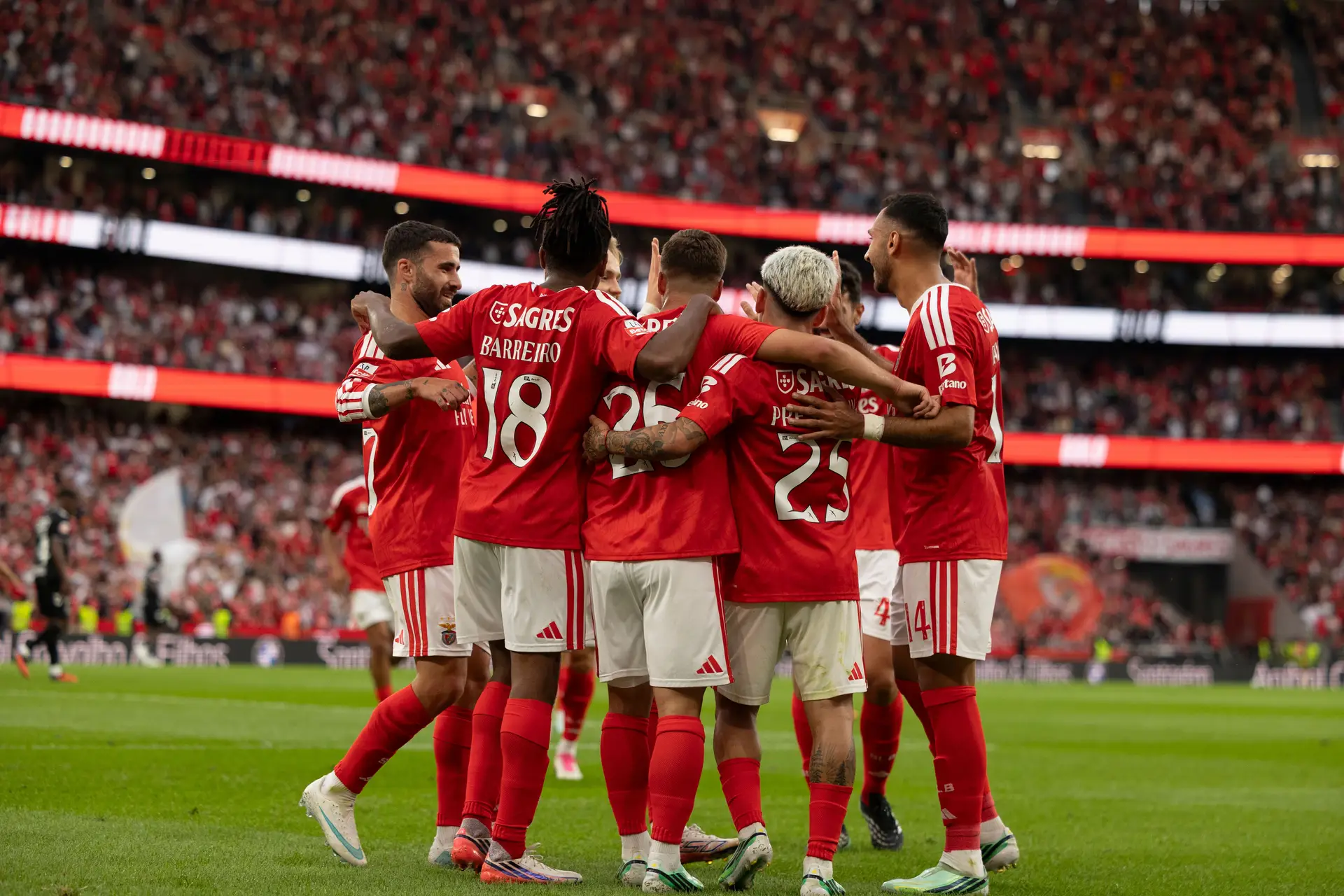 Um Benfica virado à esquerda ganhou com os seus novos bons hábitos